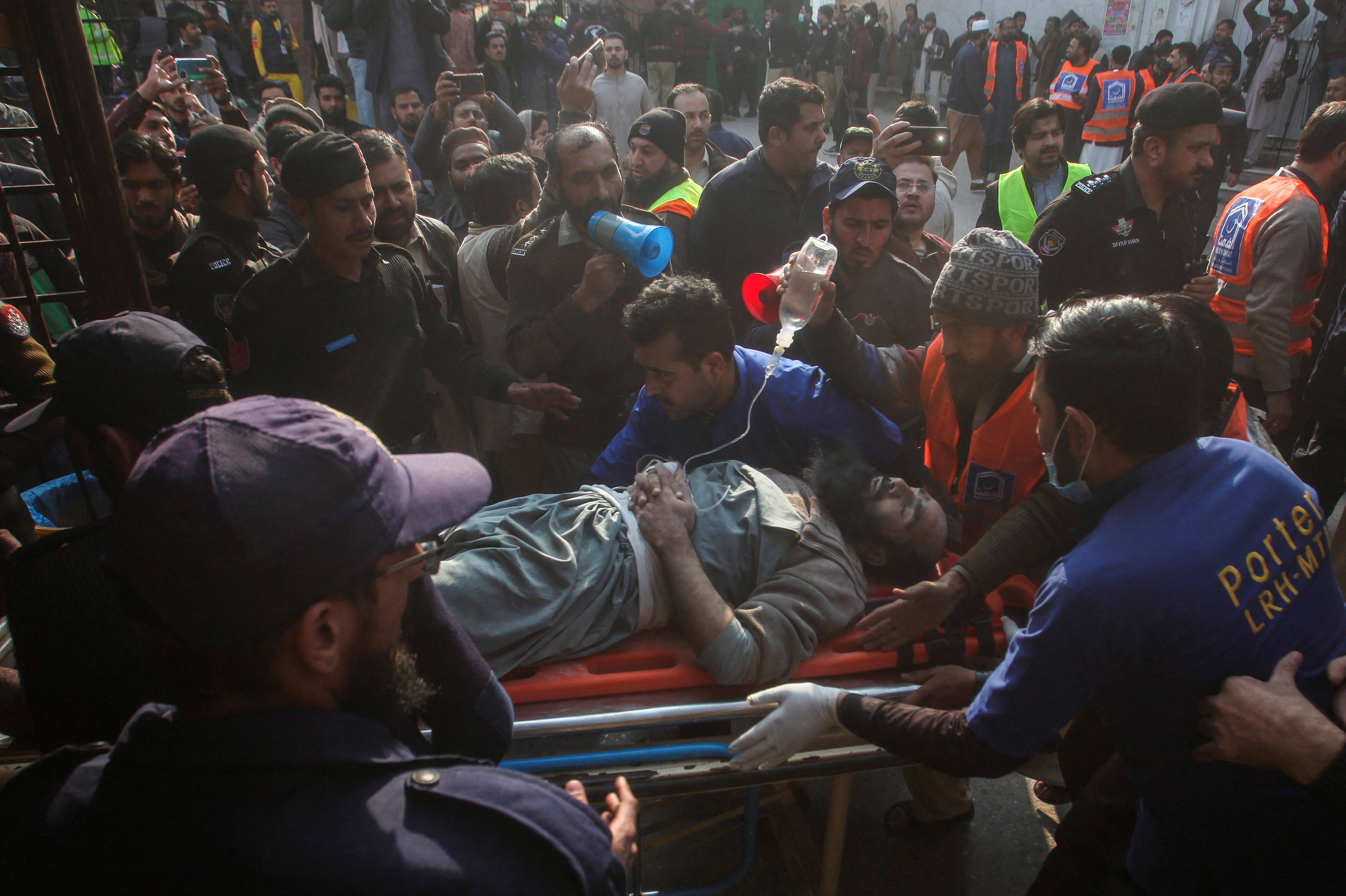 El rescate de las personas bajo los escombros (Reuters)