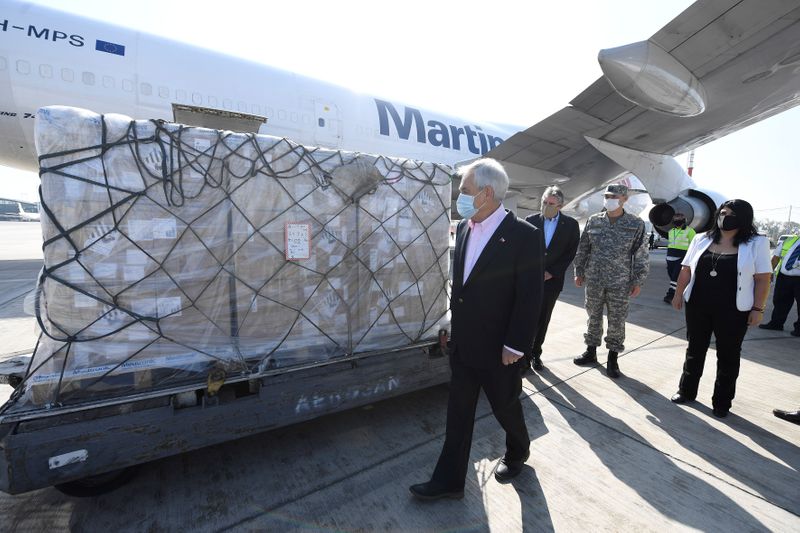 El presidente Sebastián Piñera anunció la distribución de 2,5 millones de cajas de ayuda para las familias más necesitadas, después de las nuevas manifestaciones en los barrios más pobres del Gran Santiago. Alex Ibanez/Presidencia de Chile.