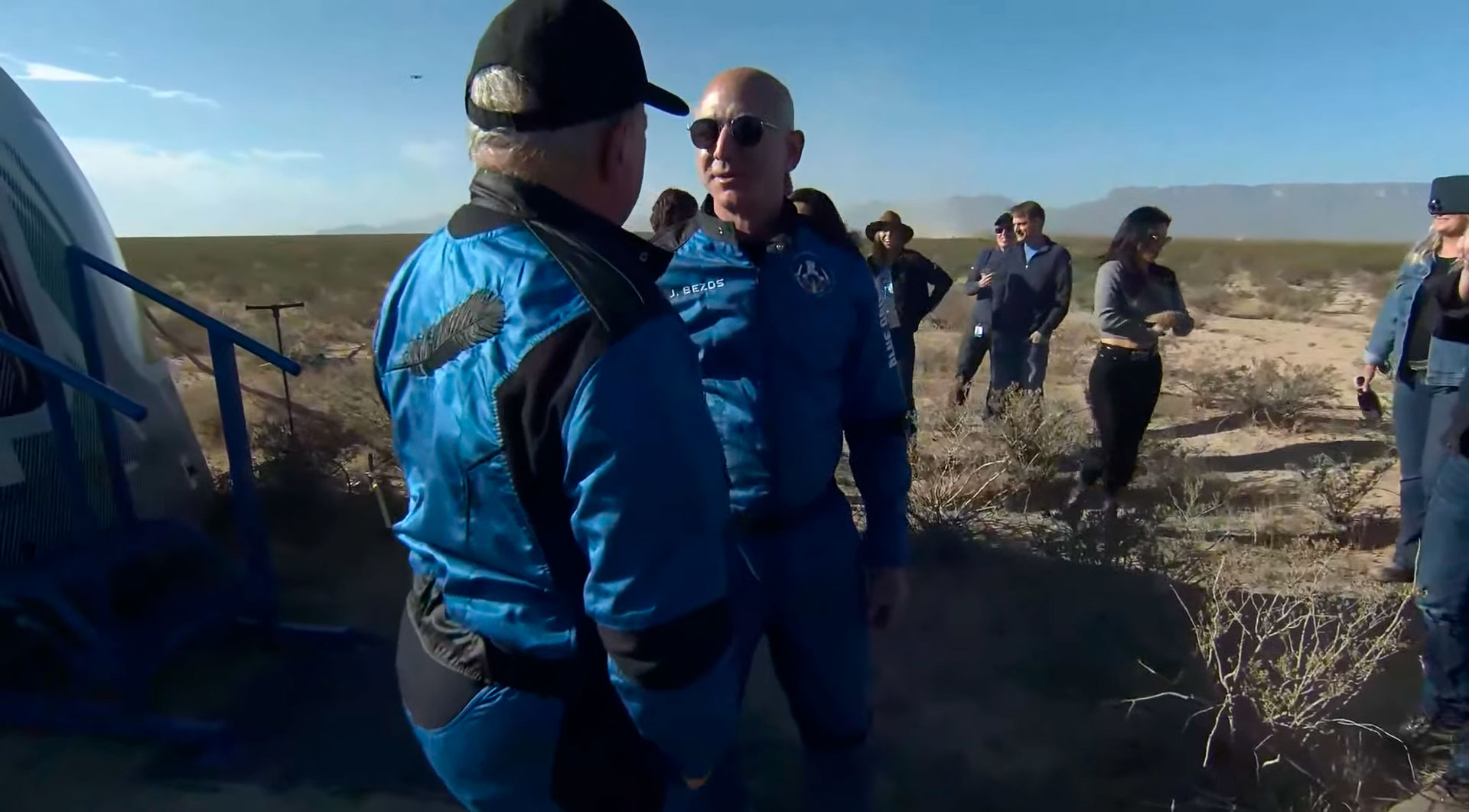 Shatner junto a Bezos tras el aterrizaje
