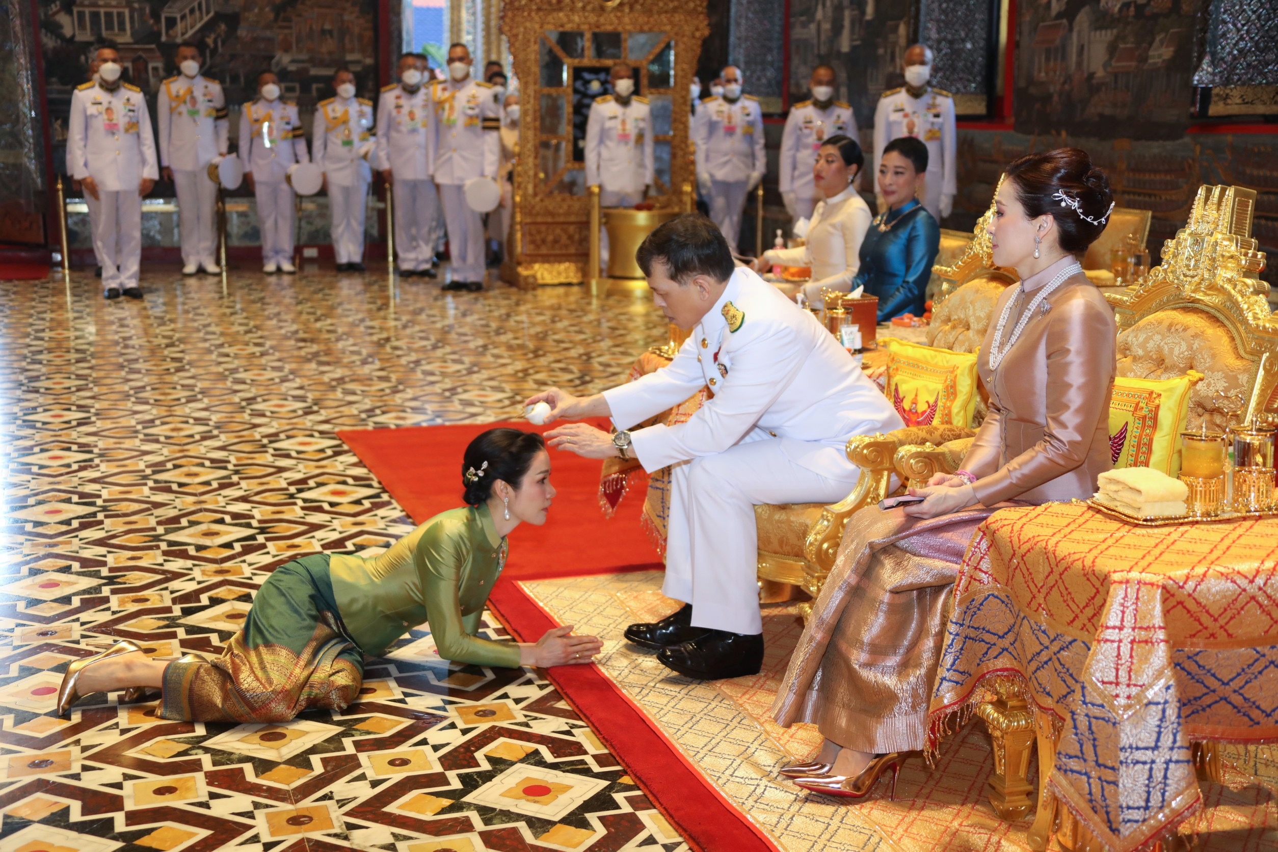 El rey de Tailandia Maha Vajiralongkorn, la reina Suthida y la noble consorte real Sineenat Wongvajirapakdi asisten a una ceremonia religiosa en el Gran Palacio de Bangkok, Tailandia, 20 de noviembre de 2021. Thailand Royal Household Bureau/Handout via REUTERS 