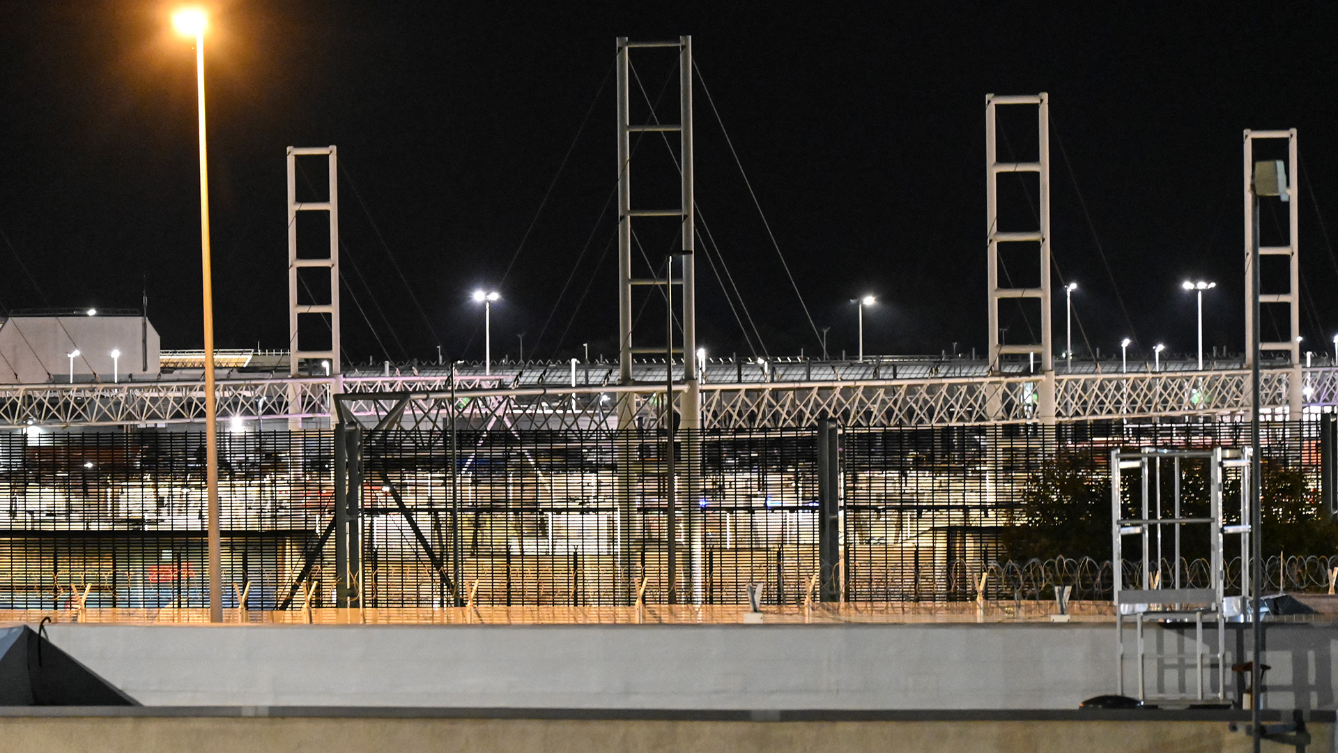 Un minibús chocó contra un tren detenido cerca del Túnel del Canal de la Mancha y dejó 19 heridos