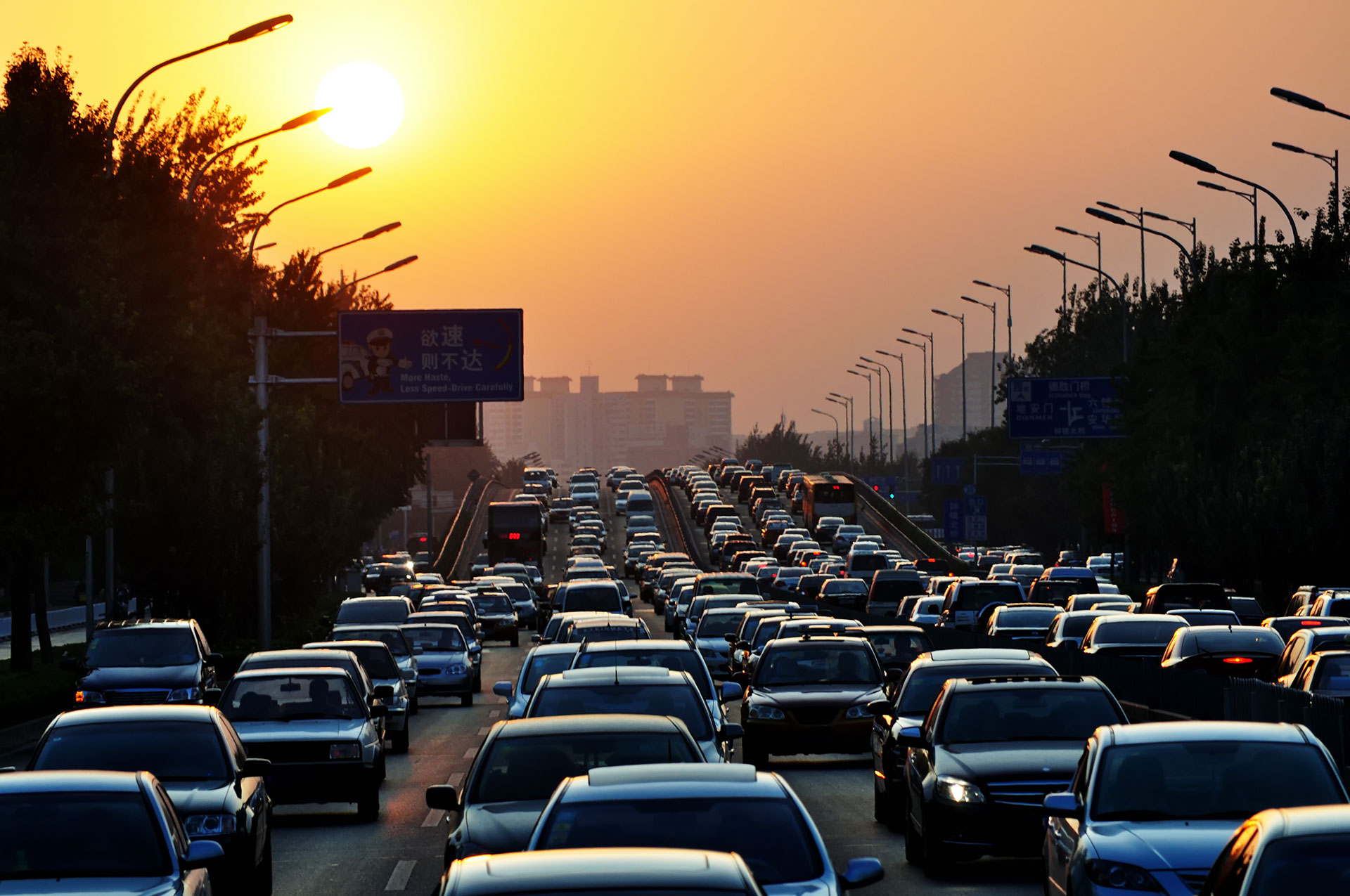 Si se mantiene una distancia de dos autos o dos segundos con el vehículo de adelante, se podrá variar la velocidad sin tener que frenar a cero (Getty)