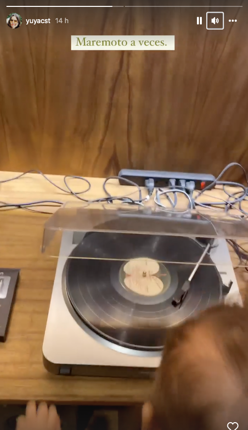 Mar appeared playing with a turntable (Photo: IG yuyacast)