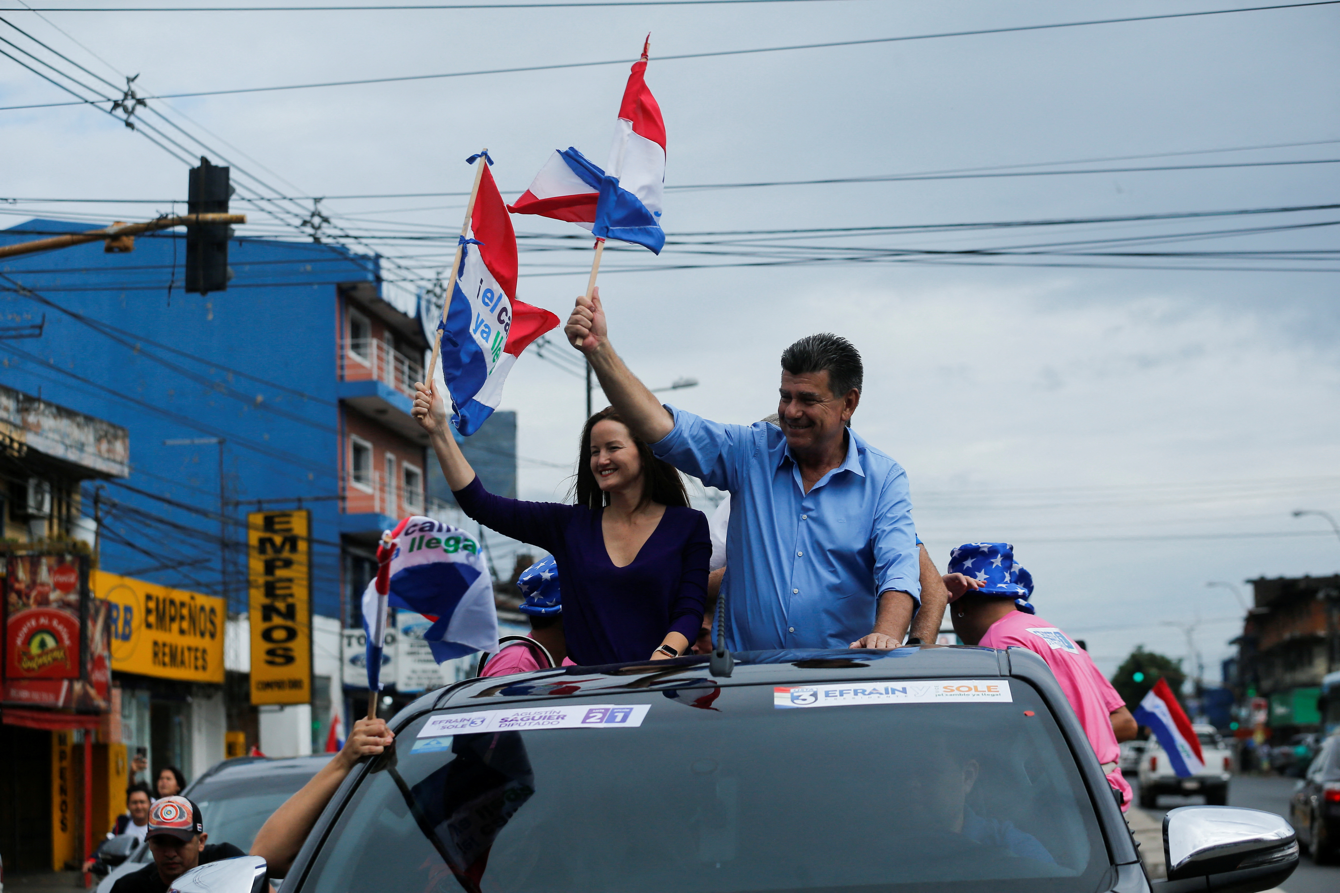 Junto a su compañera de fórmula: Soledad Núñez (REUTERS/Cesar Olmedo)