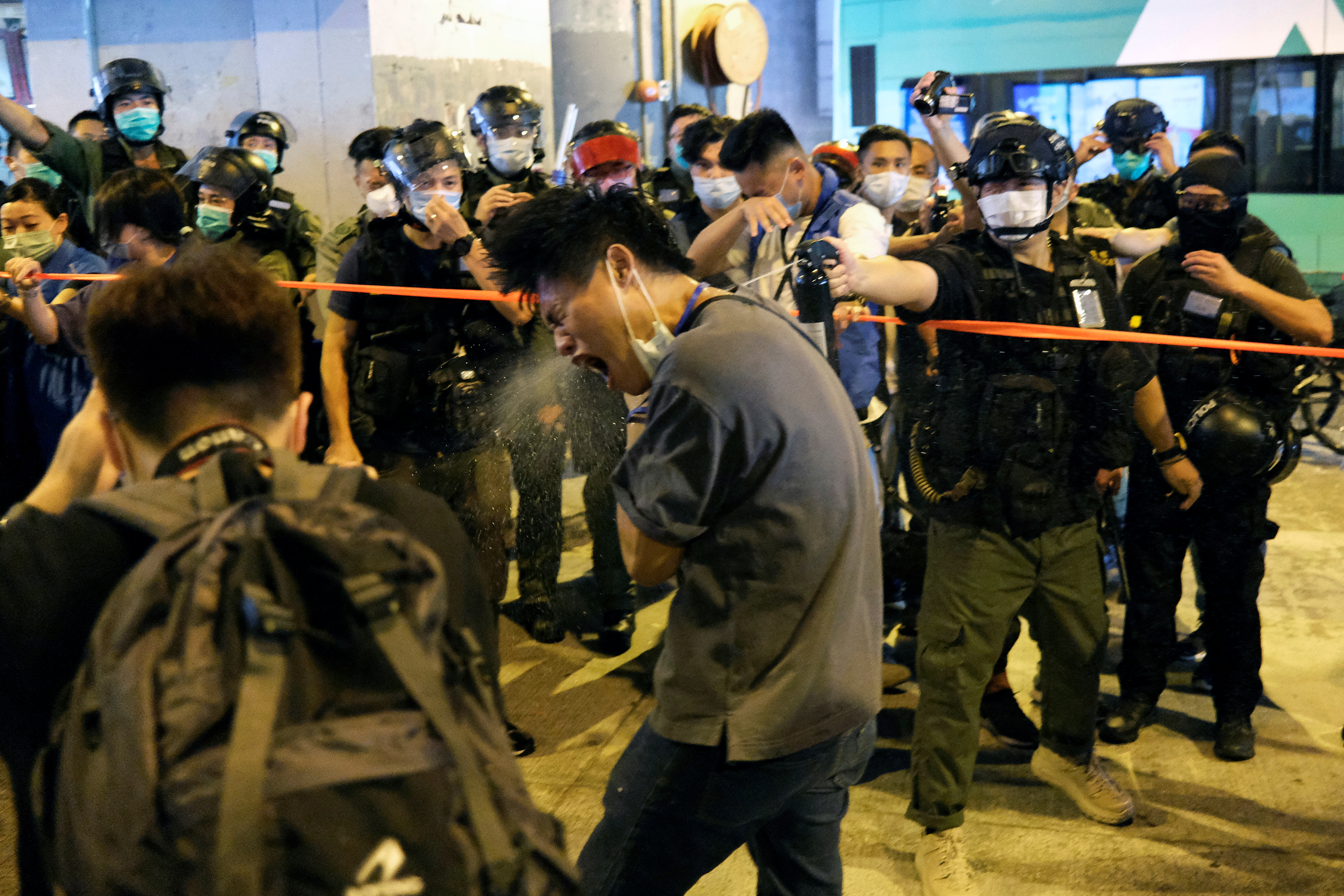 Después de un año de masivas protestas y una dura represión policial, el gobierno central de Beijing decidió terminar con la autonomía de Hong Kong e imponer una ley de extradición. REUTERS/Tyrone Siu