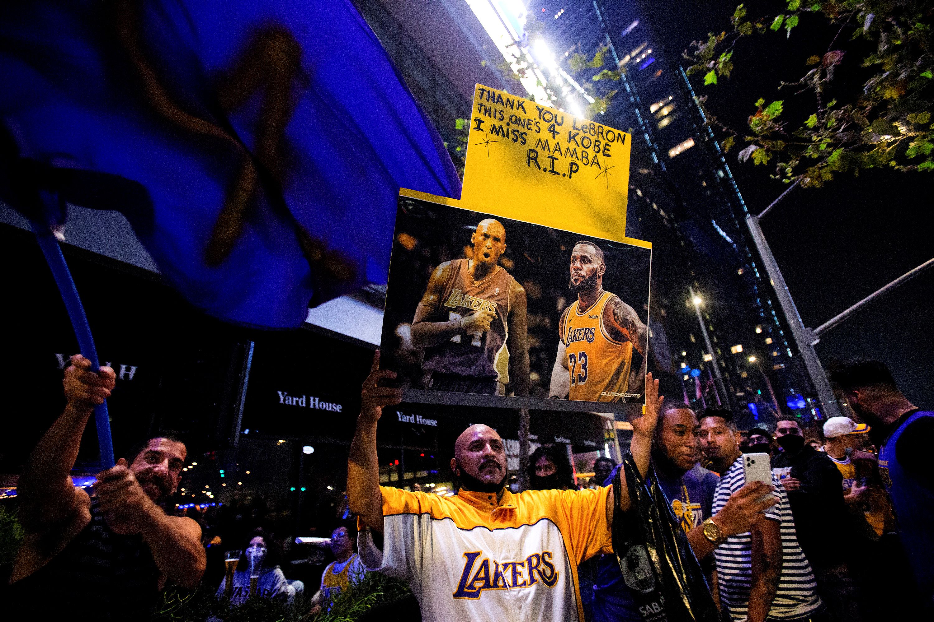 Kobe Bryant fue homenajeado durante los festejos de los Lakers por un nuevo título de la NBA