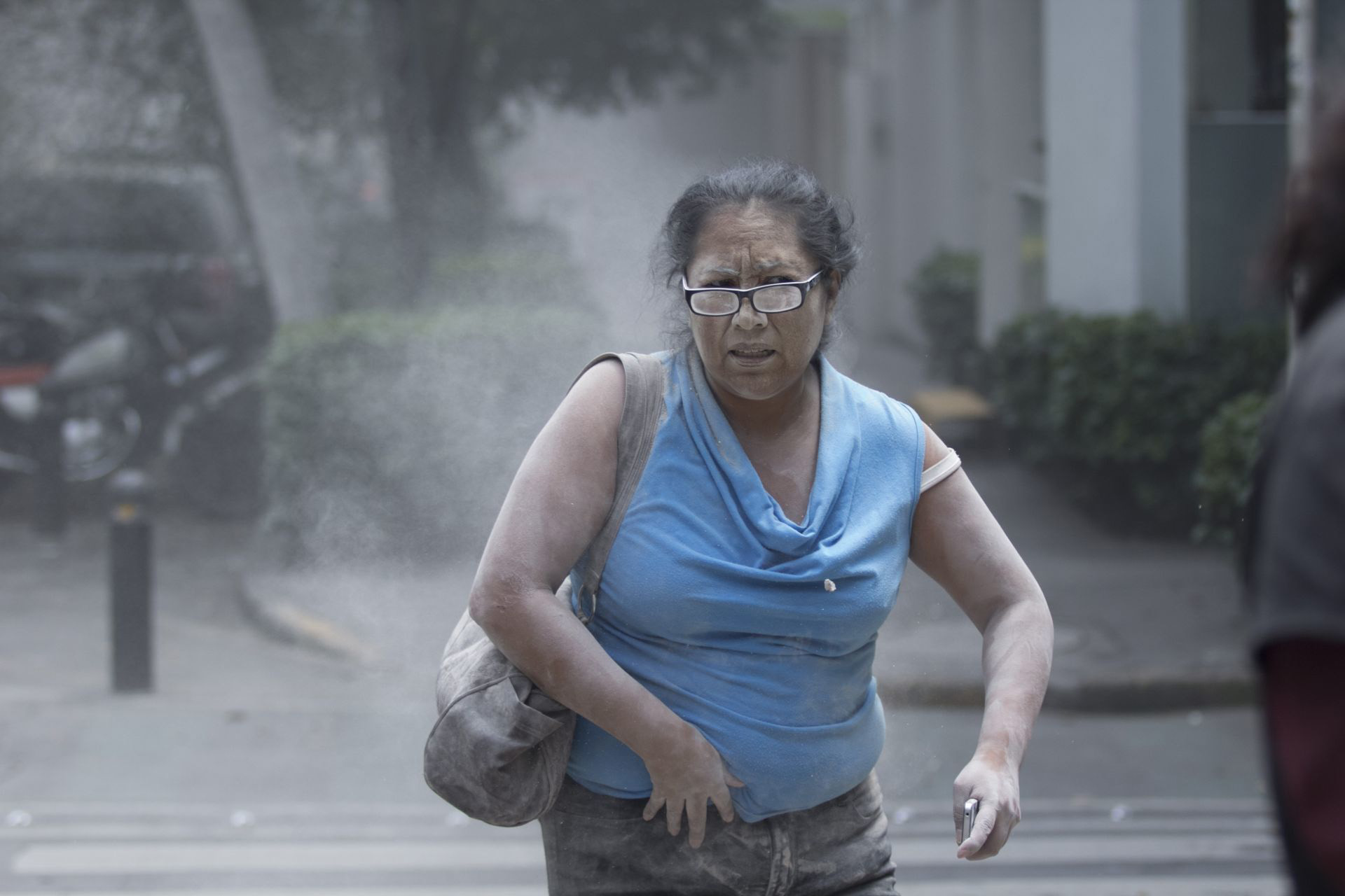 Aspectos del edificio colapsado en las calles de Laredo y Amsterdam en la colonia Condesa debido al terremoto de 7.1 grados Richter, con epicentro en Puebla. Una mujer llora tras que su perrita fuese rescatada (Foto: Cuartoscuro)
