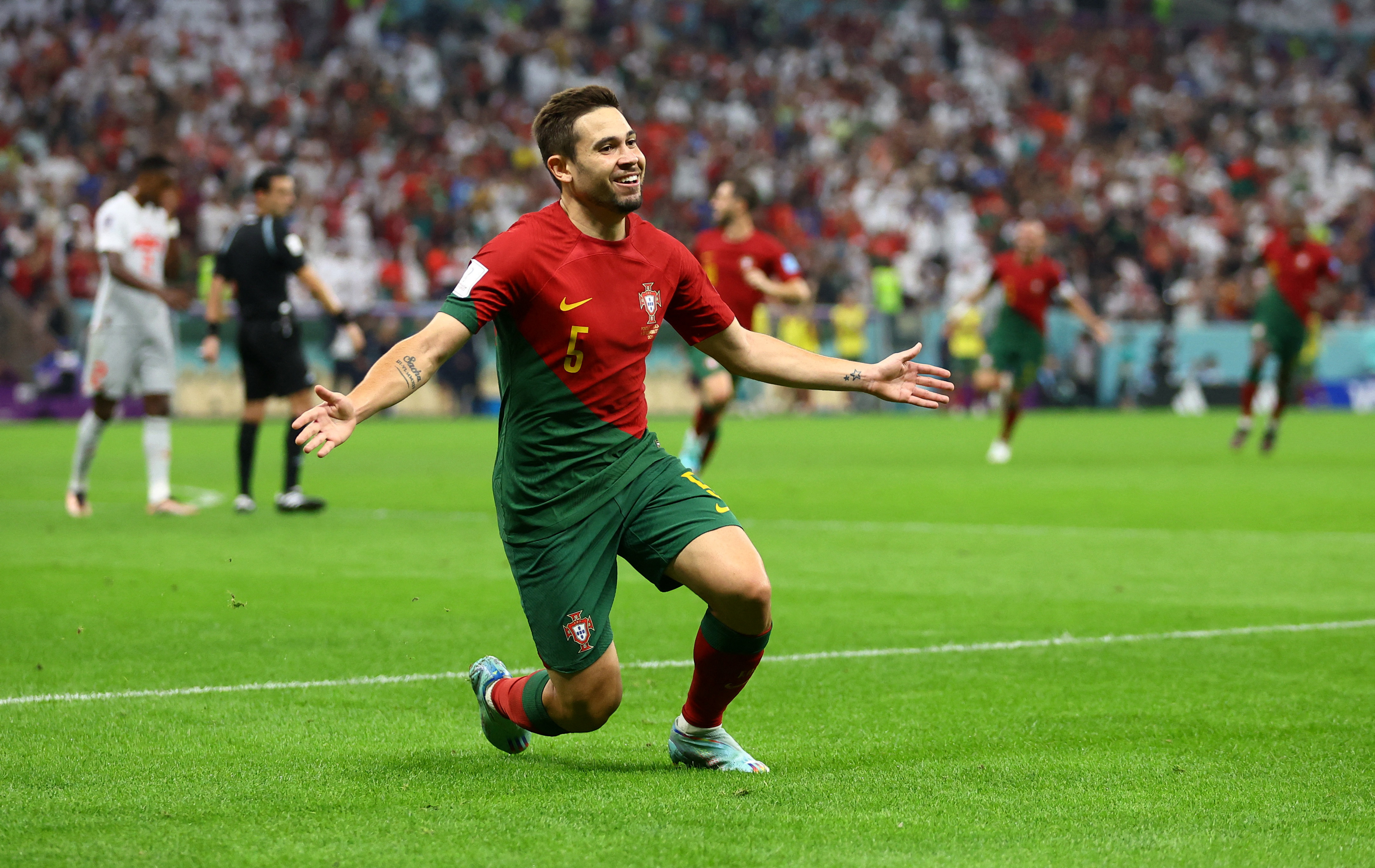 Raphael Guerreiro celebra el cuarto gol de Portugal a Suiza en Lusail (REUTERS/Hannah Mckay)
