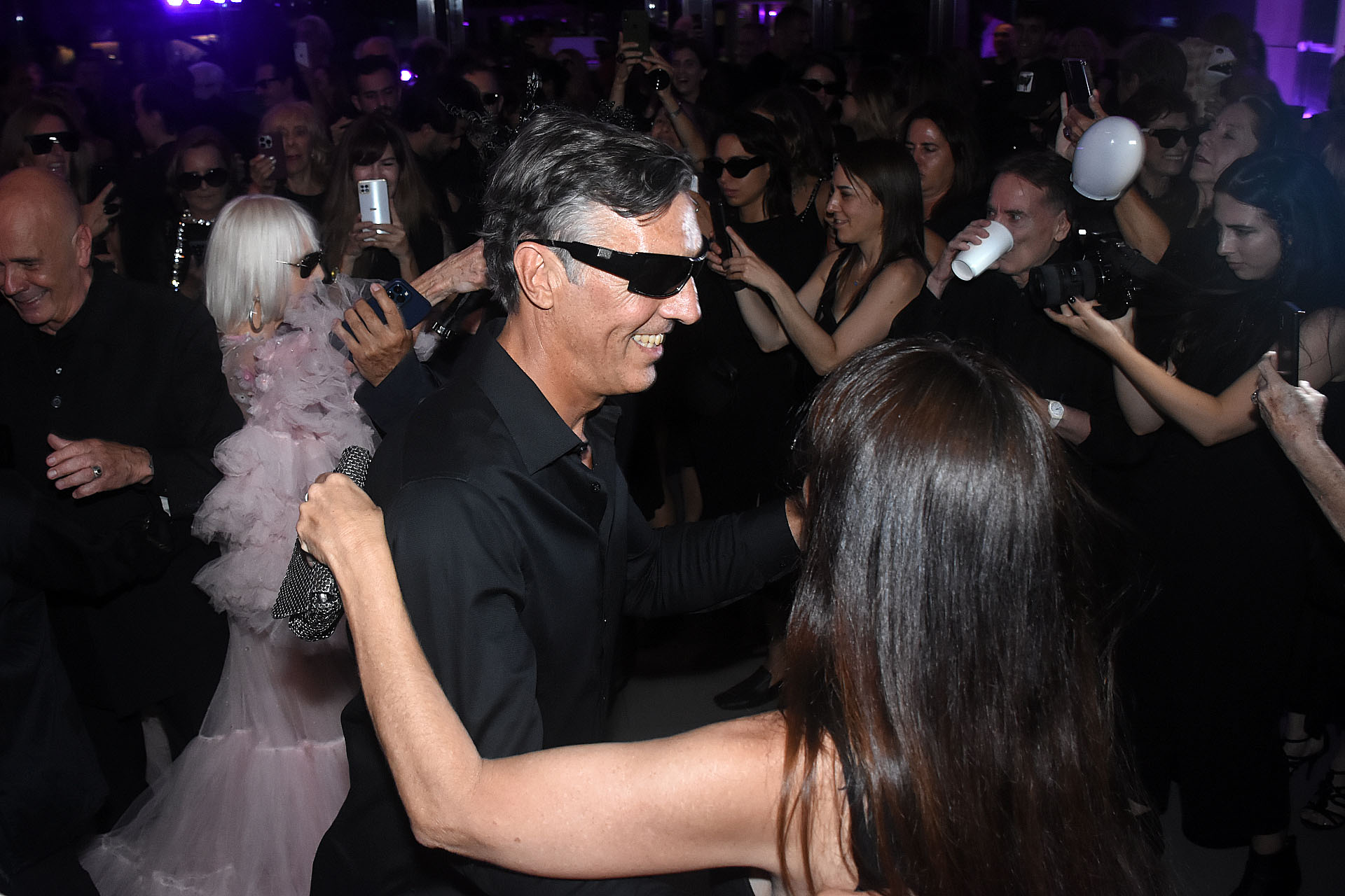 Facundo Gómez Minujín bailando el vals cerca de su madre