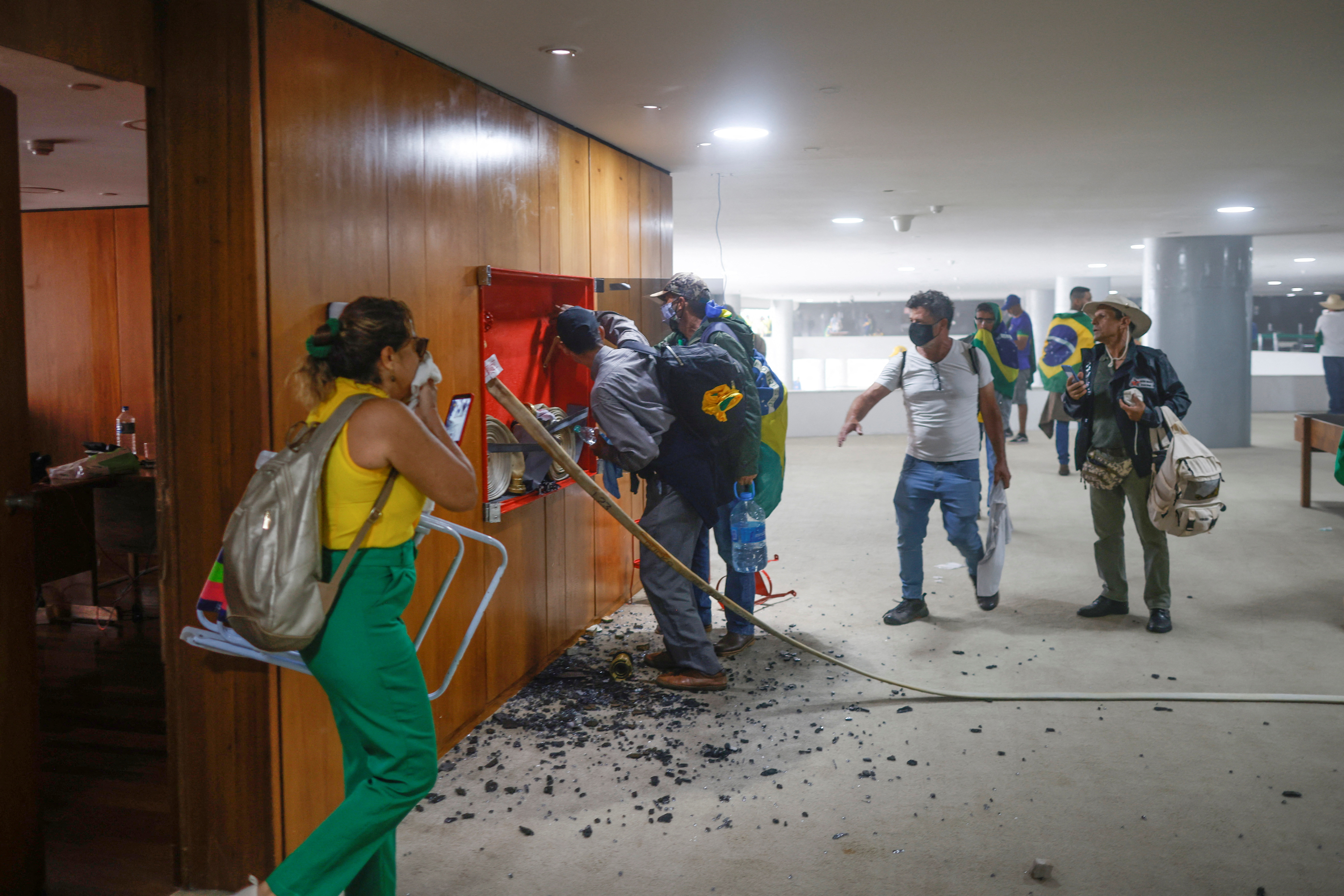 Lula volvió a Brasilia y visitó las instalaciones que fueron invadidas por bolsonaristas. (REUTERS/Adriano Machado)