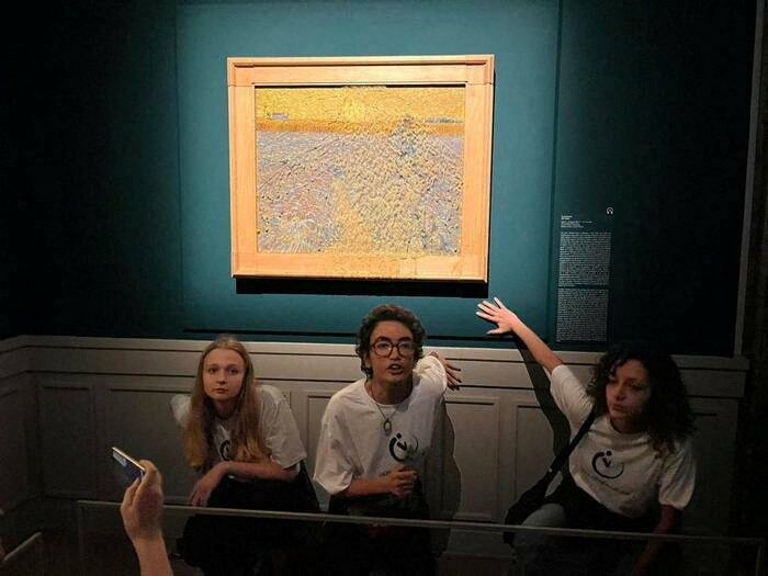 Activistas de ''Ultima Generazione (Última Generación)" pegan sus manos a la pared después de lanzar sopa a un cuadro de Van Gogh "El Sembrador" en el Palacio Bonaparte en Roma (Arthemisia/Handout via REUTERS)