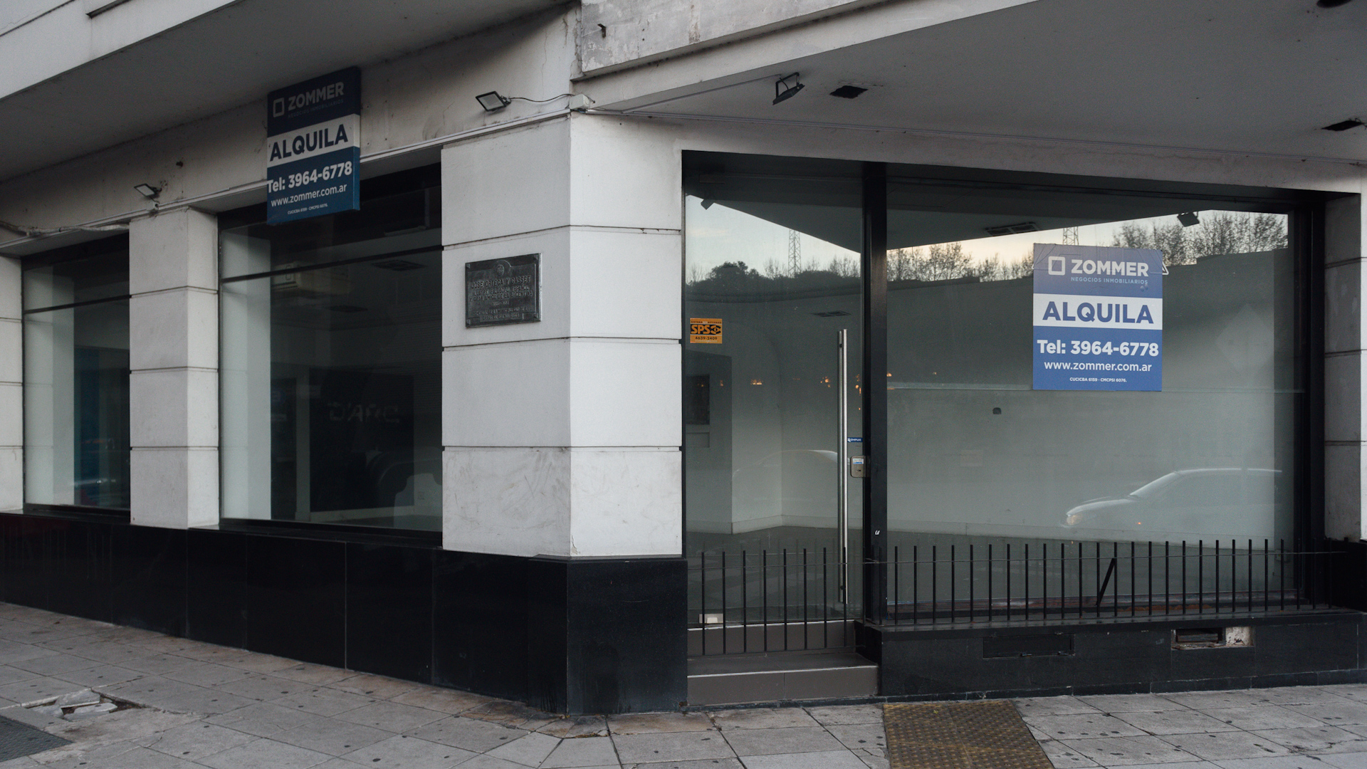 Libertador 4402, local donde solía atender a sus clientes de Peugeot la concesionaria de autos D’Arc