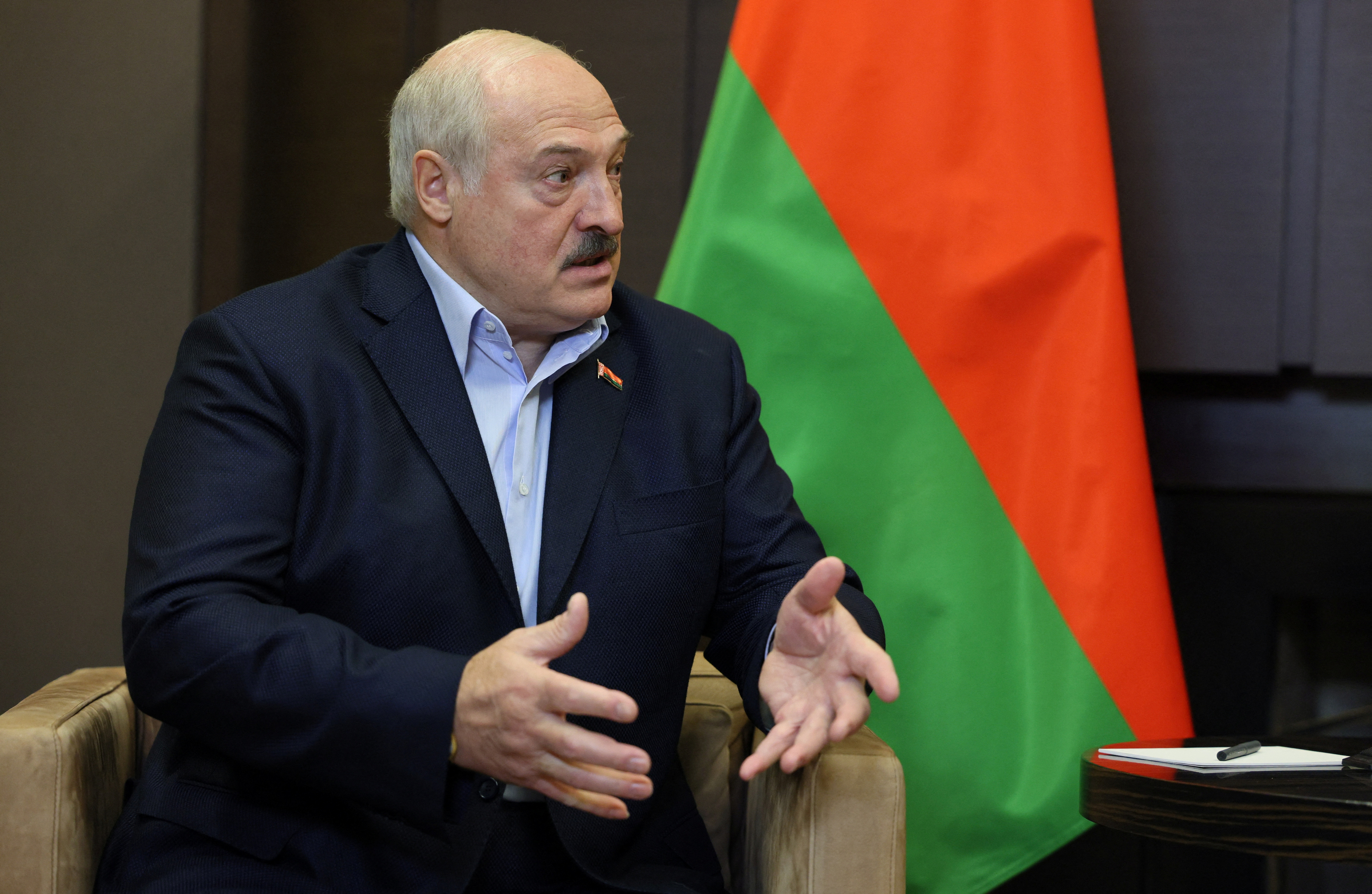 El presidente bielorruso, Alexander Lukashenko, asiste a una reunión con el presidente ruso Vladimir Putin en Sochi, Rusia, el 26 de septiembre de 2022. Sputnik/Gavriil Grigorov/Pool vía REUTERS