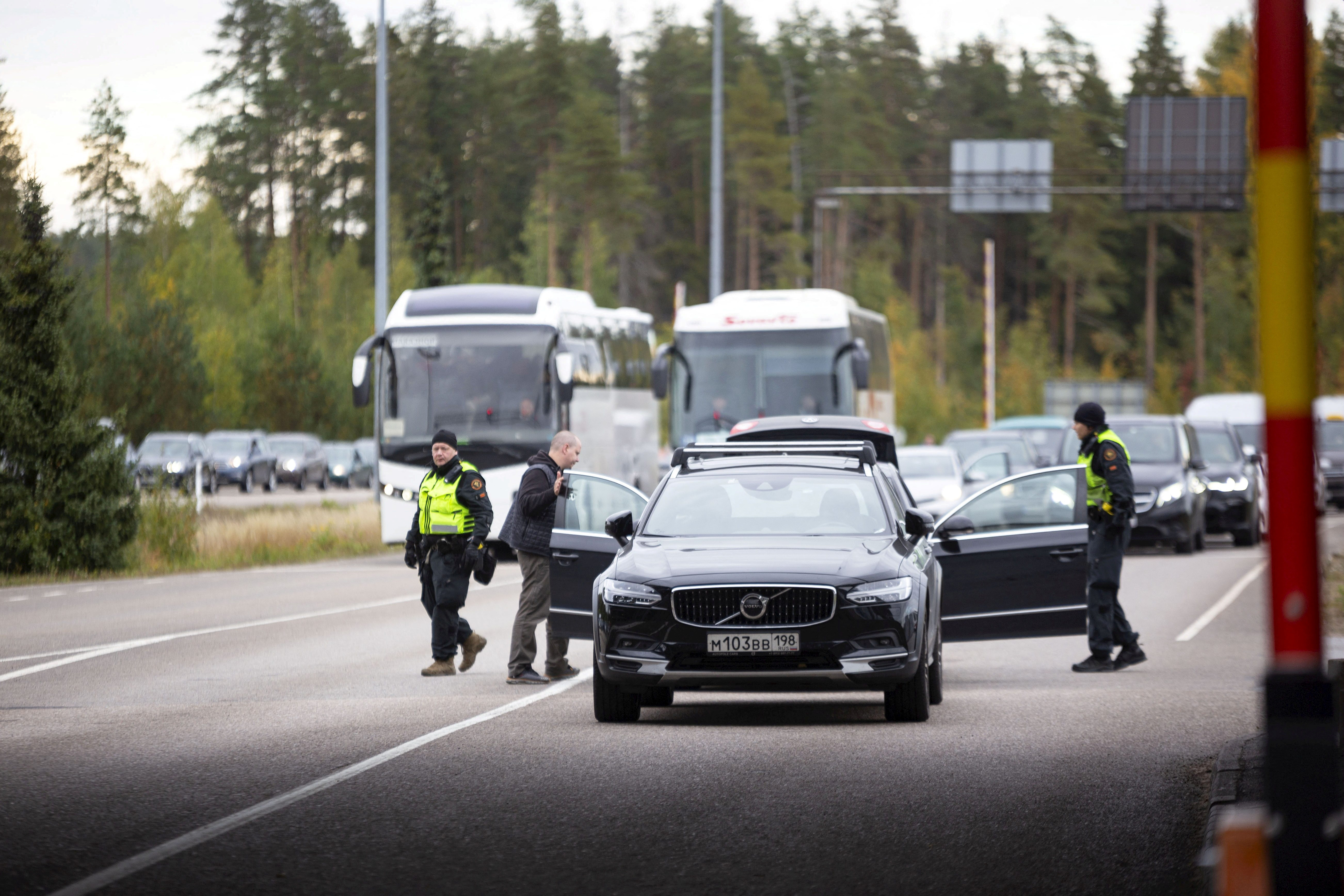 The queue of cars waiting to enter Finland via the Virolahti Pass (Lehtikuva/Sasu Makinen via REUTERS)