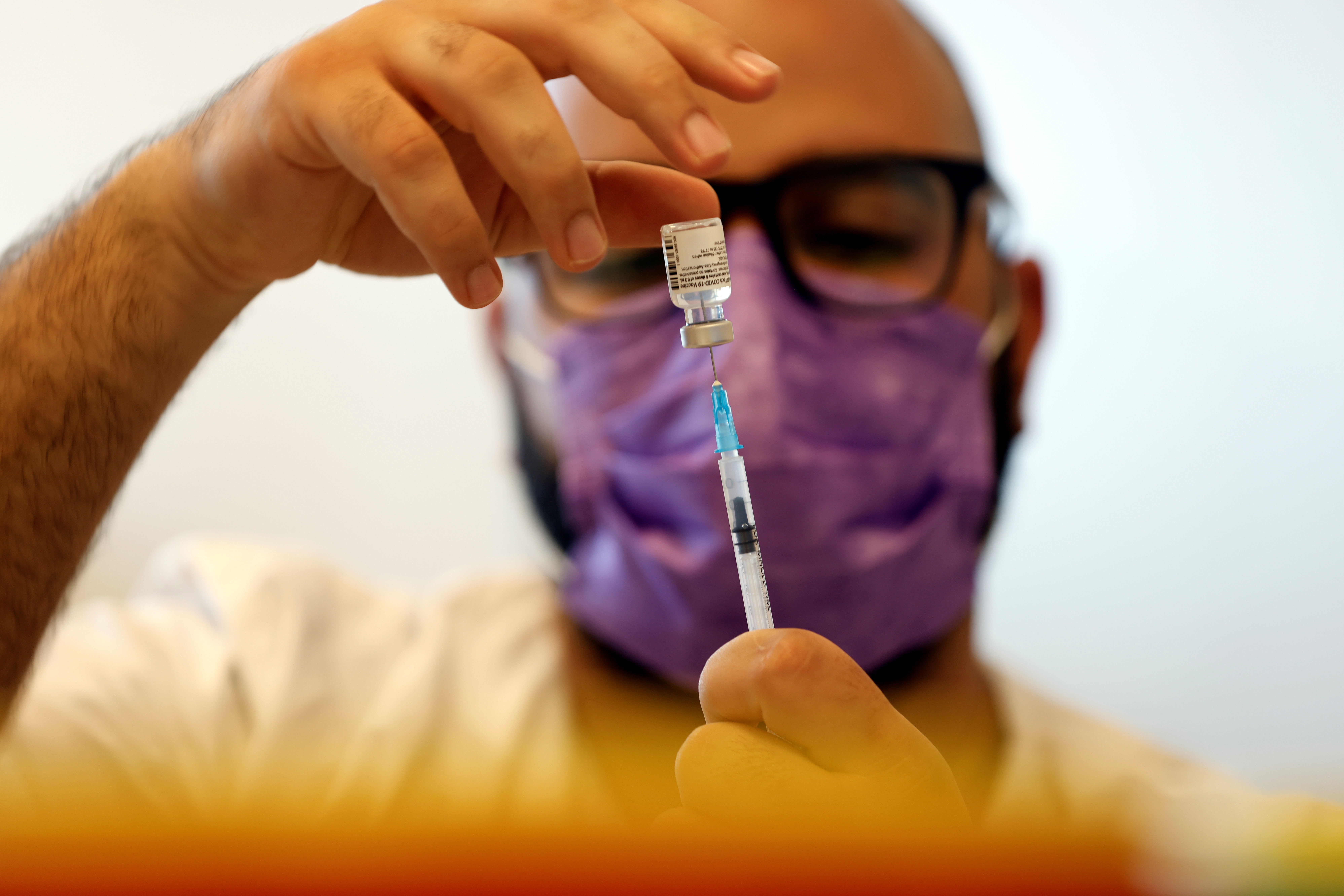 Un trabajador médico prepara una vacuna contra el coronavirus  después de que Israel aprobara el uso de la vacuna para jóvenes de 12 a 15 años (REUTERS/Amir Cohen)
