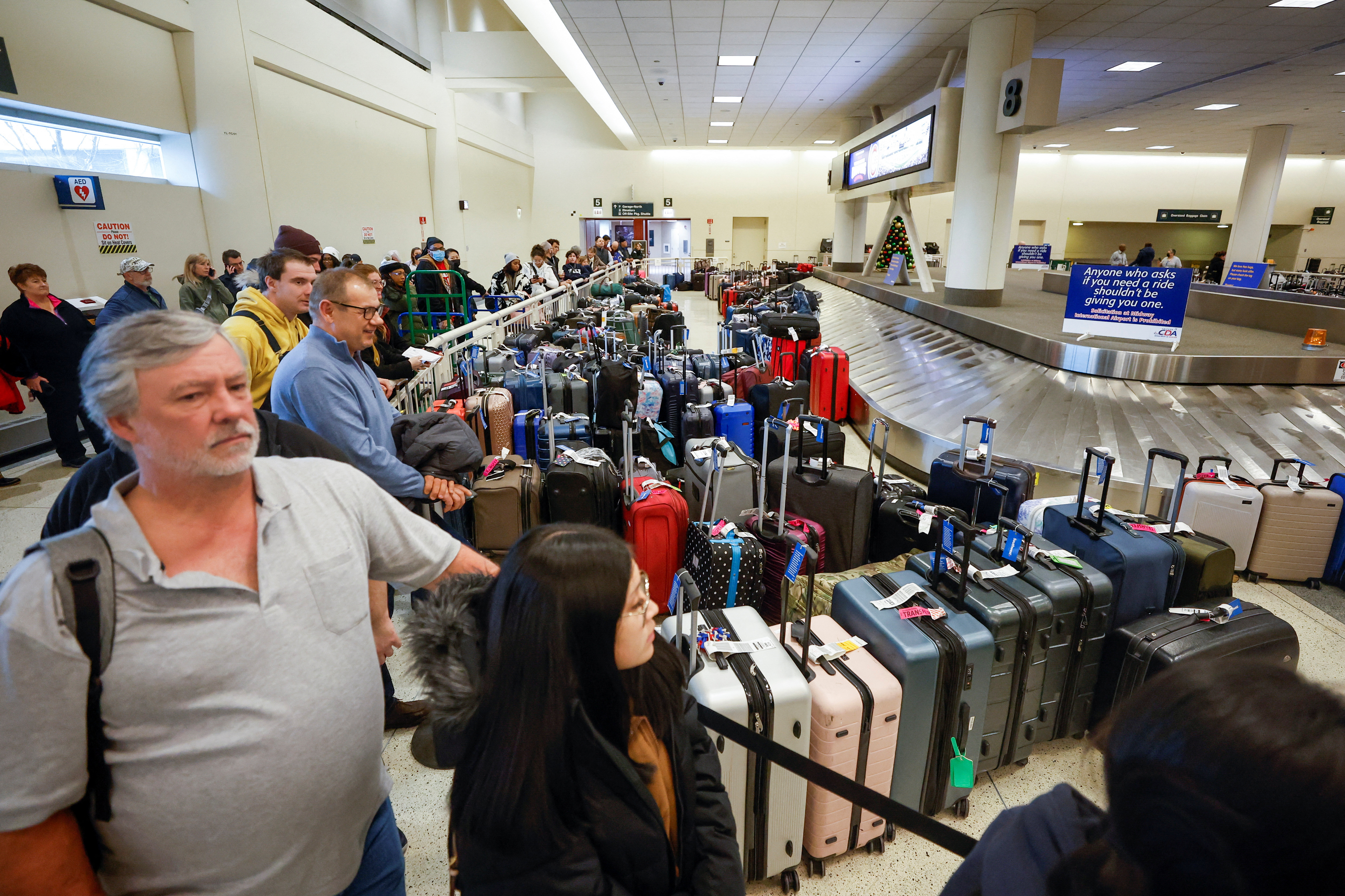 En los aeropuertos donde opera Southwest, los clientes hacían largas filas con la esperanza de encontrar un asiento en otro vuelo. Algunos intentaron alquilar carros para llegar antes a sus destinos. Otros encontraron sitios para dormir en el piso. Las maletas se amontonaban en pilas enormes. (REUTERS)