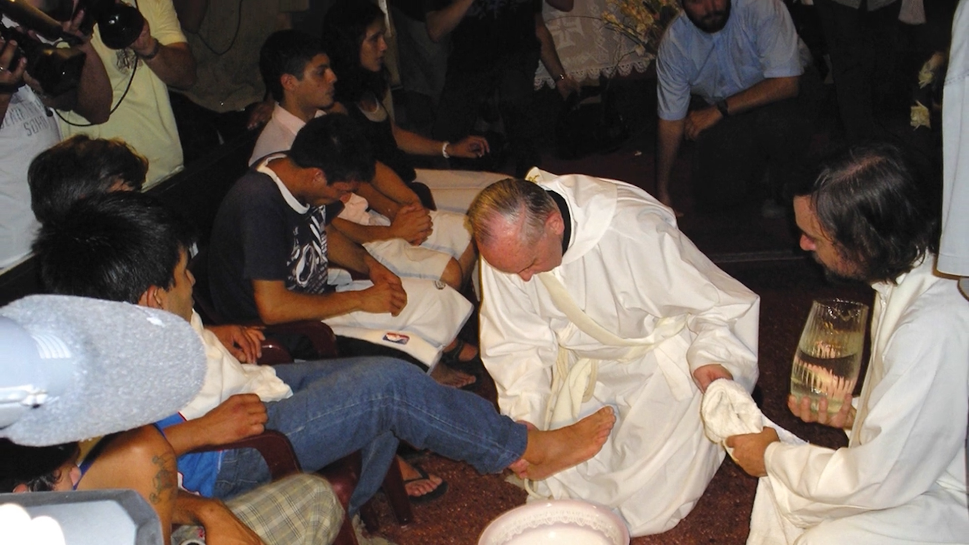 Villa 31, año 2008. El cardenal Jorge Bergoglio, futuro papa Francisco, lava los pies de un grupo de jóvenes en el primer Hogar de Cristo