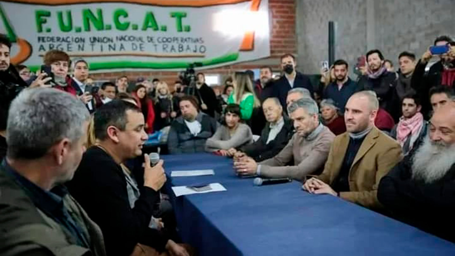 Martín Guzmán y Juan Zabaleta, junto a Emilio Pérsico en una reunión con movimientos sociales 