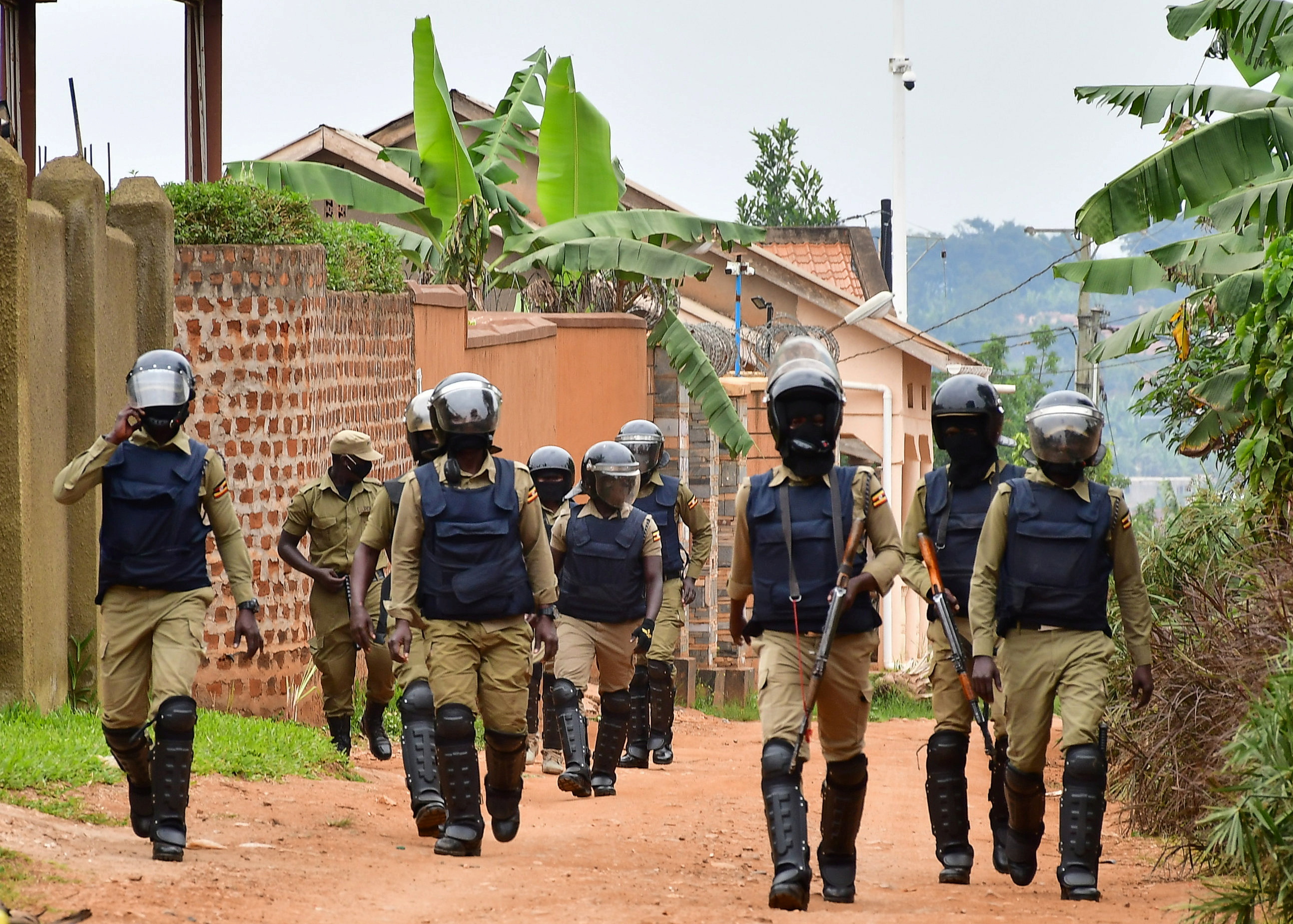Policías antidisturbios ugandeses patrullan una zona cercana a la casa del candidato presidencial Bobi Wine  (REUTERS/Abubaker Lubowa)