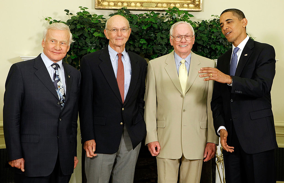 Edwin "Buzz" Aldrin, Michael Collins y Neil Armstrong en la Oficina Oval de la Casa Blanca junto a Barak Obama, el 20 de julio de 2009, cuando se cumplieron 40 años del alunizaje (Chip Somodevilla/Getty Images)