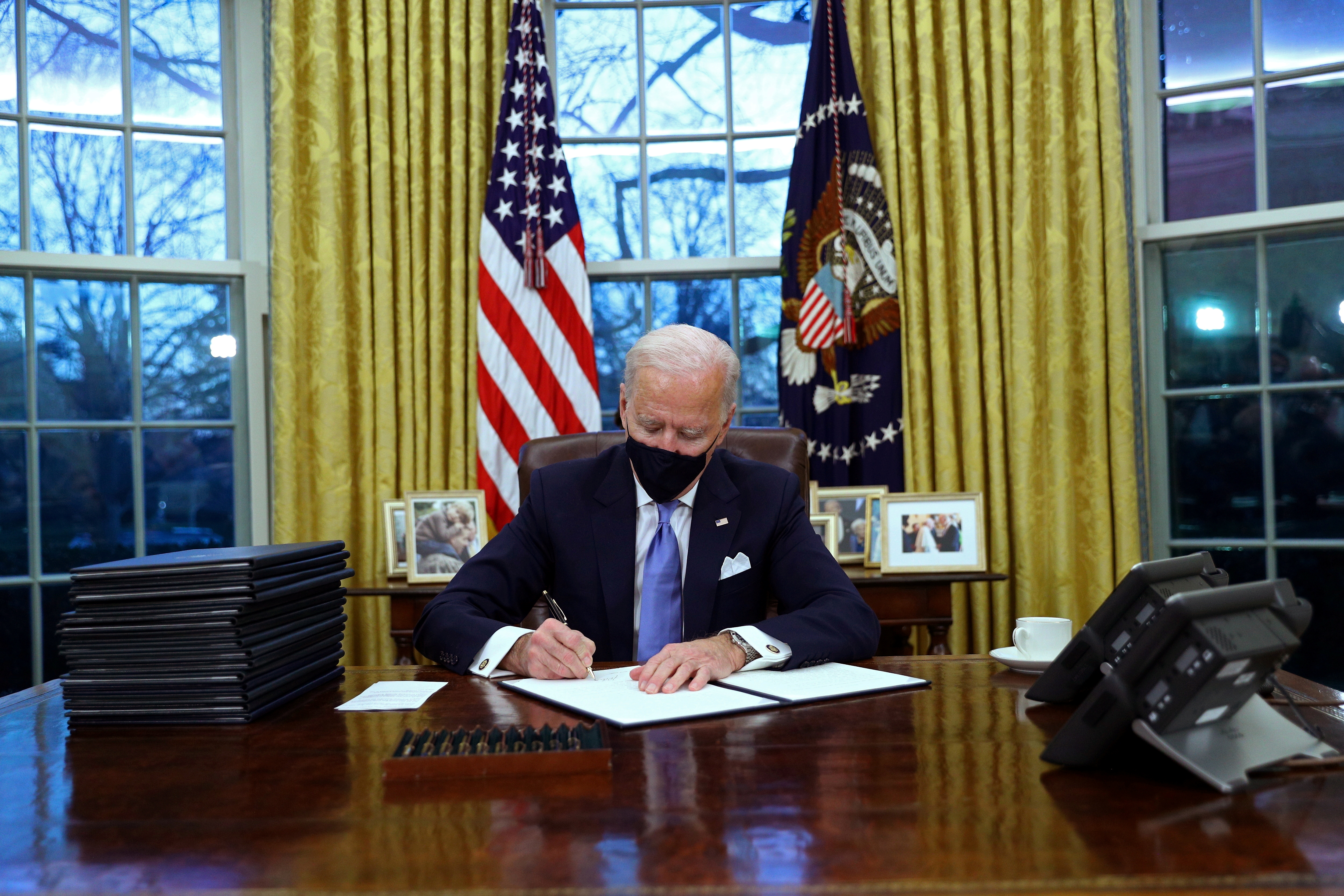 Joe Biden firma una serie de órdenes ejecutivas en su primer día como presidente de EEUU (REUTERS/Tom Brenner)