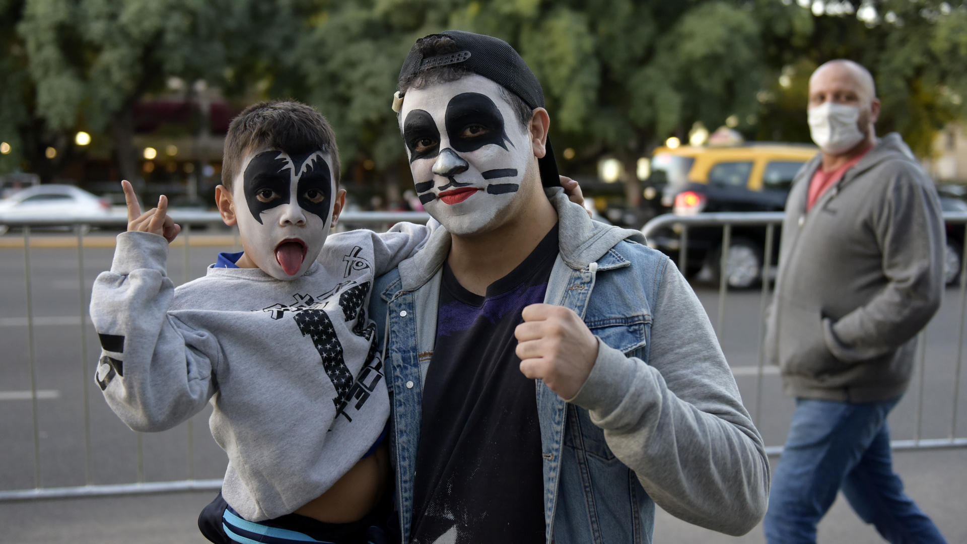 Father and son, lookeados to see Kiss (Photos: Gustavo Gavotti)