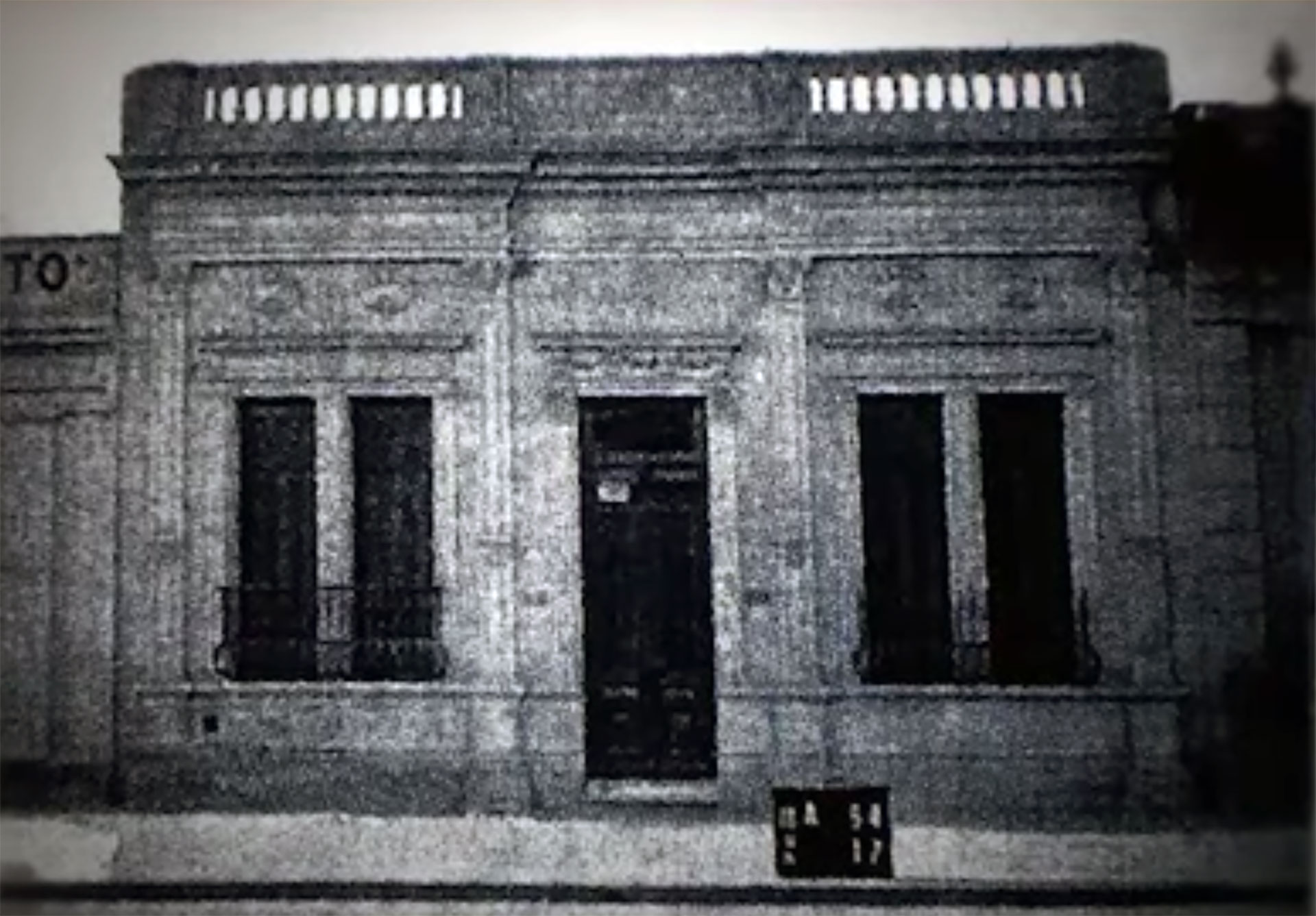 El frente de la pensión Varzilio. La ventana de la derecha daba a la habitación en la que vivió Julio Cortázar entre 1939 y 1944. Hoy funciona en ese lugar el sindicato de Luz y Fuerza de Chivilcoy.