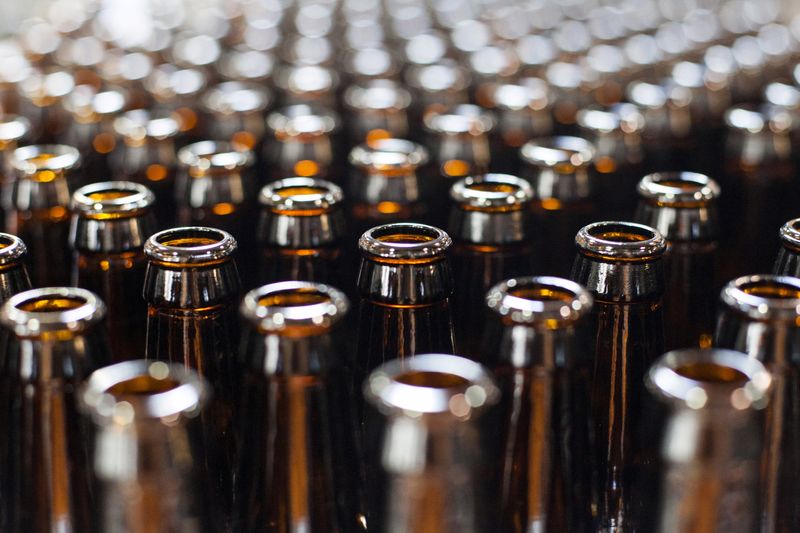 Al inicio del mes de junio, varias marcas de cerveza registraron aumentos en sus precios. 
Mar 9, 2015. REUTERS/Sara Hylton/