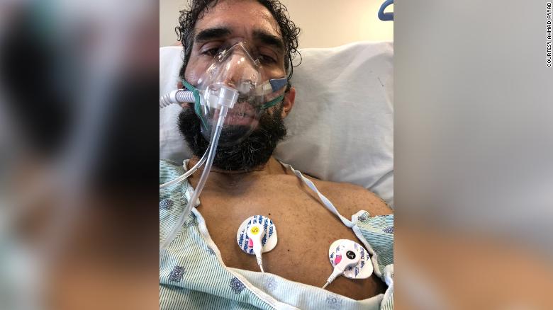 Ahmad Ayyad conectado a unos respiradores