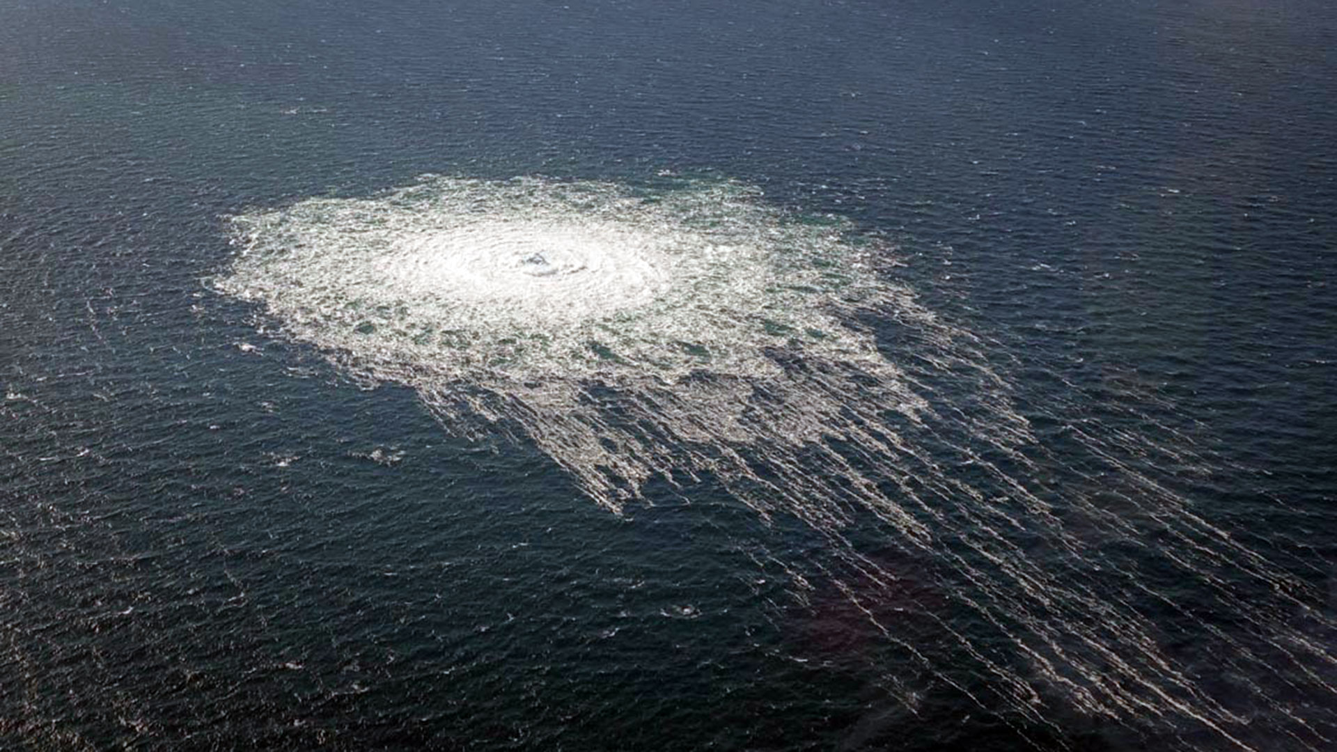 El impactante video del burbujeo de las fugas en los gasoductos rusos del mar Báltico