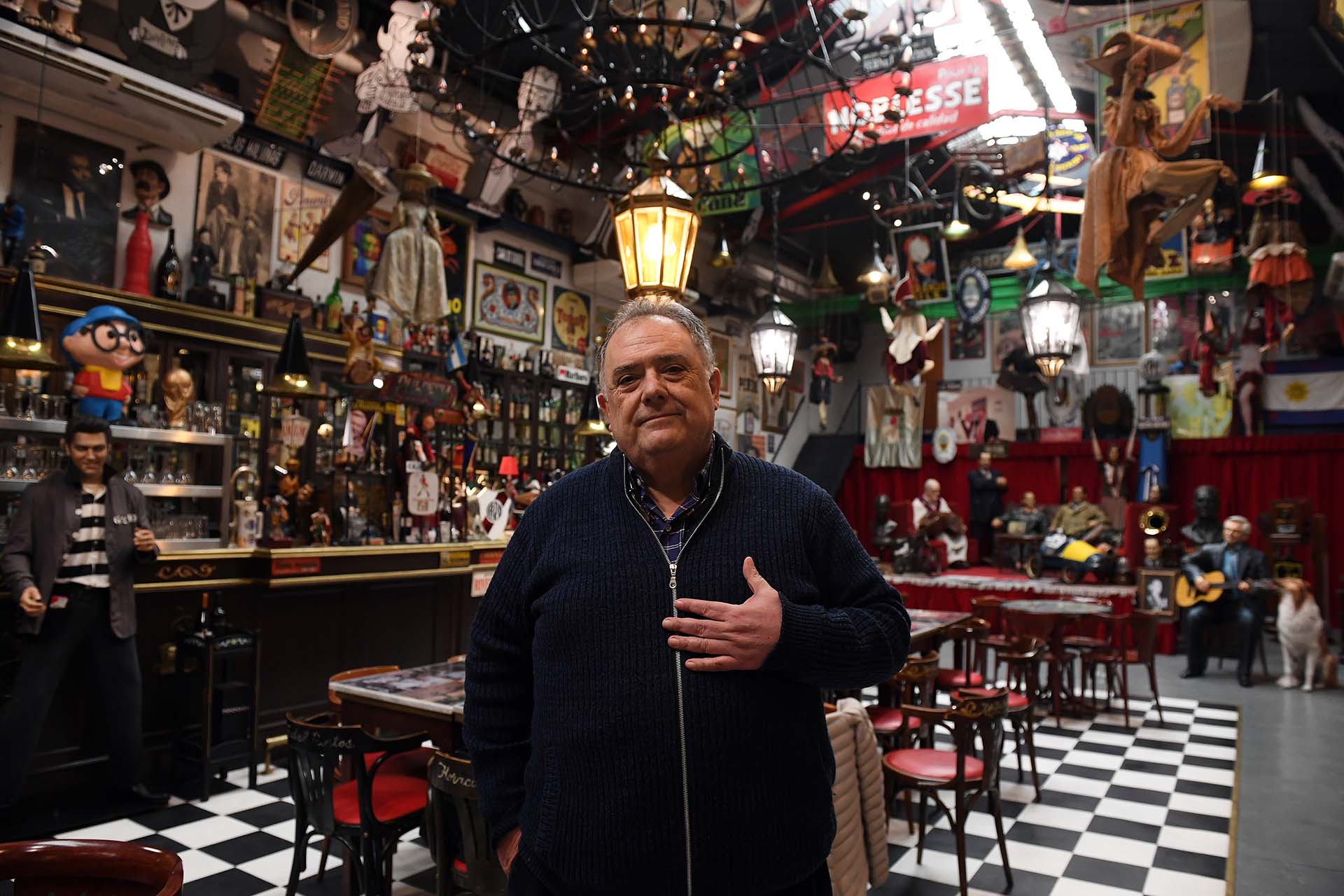 Eduardo Valdés en su "Café de Las Palabras", un espacio de culto peronista (Fotos: Maximiliano Luna)