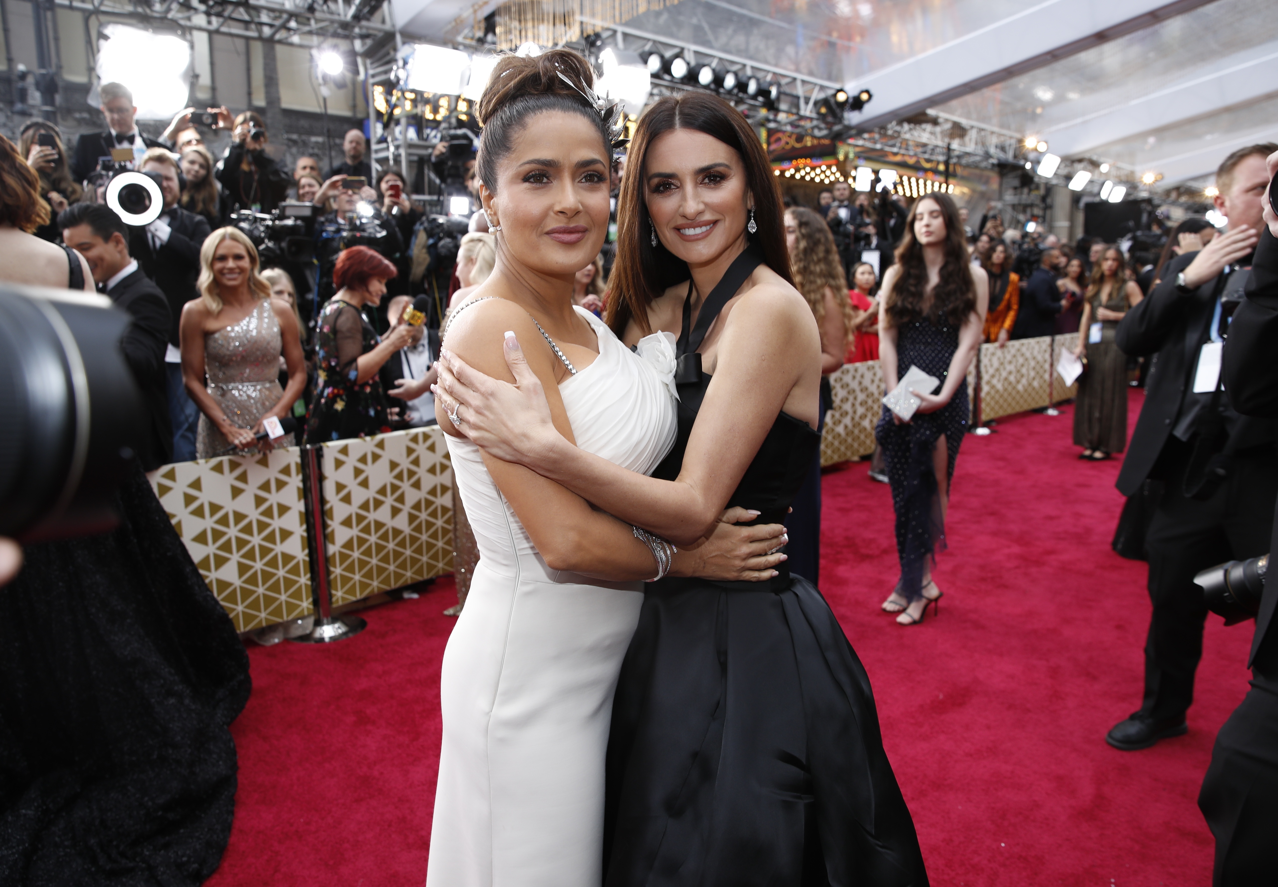 Salma Hayek and Penélope Cruz during the red carpet of the Academy Awards that took place in February 2020 in Los Angeles, California, (Photo: REUTERS / Mike Blake)