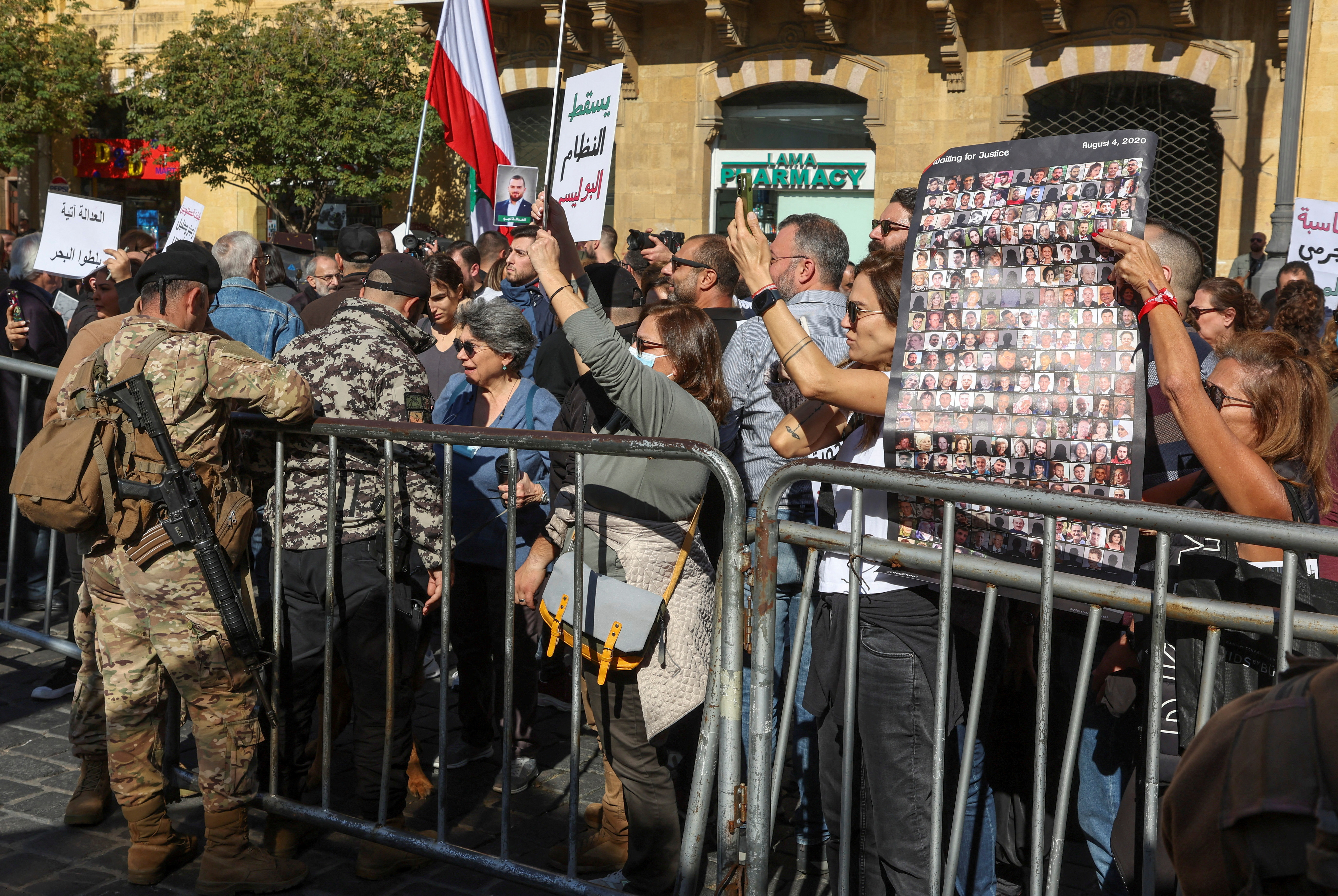 Familiares de las víctimas de la explosión del puerto de Beirut en 2020 se reúnen durante una protesta cerca del edificio del Parlamento, en la capital libanesa (REUTERS/Mohamed Azakir)