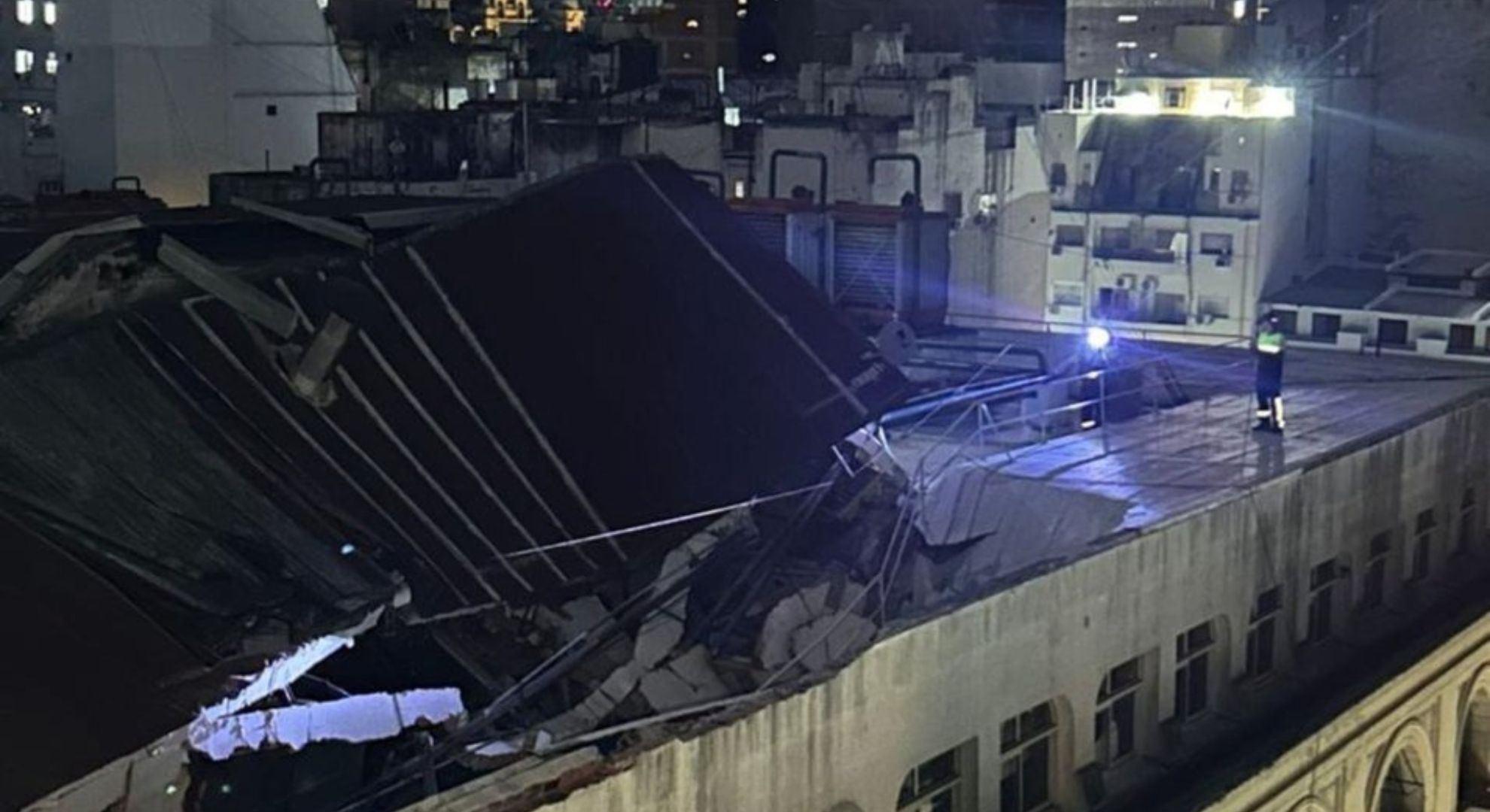 Se derrumb&oacute; el techo del edificio central de Edesur y m&aacute;s de 50 personas fueron evacuadas 