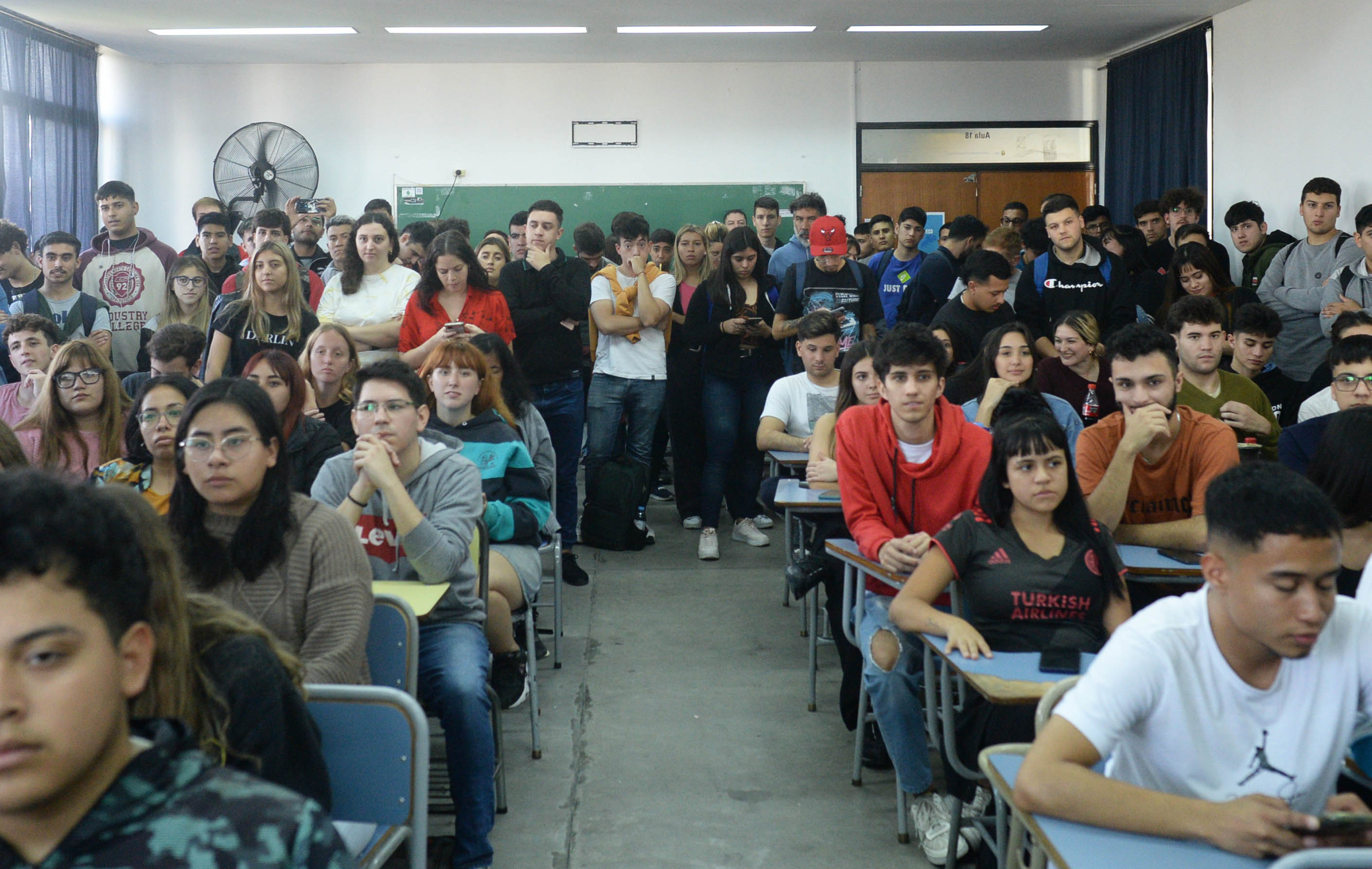 Estudiantes y público en general llegaron hasta el aula 14 de la Facultad de Periodismo a escuchar a Fantino 