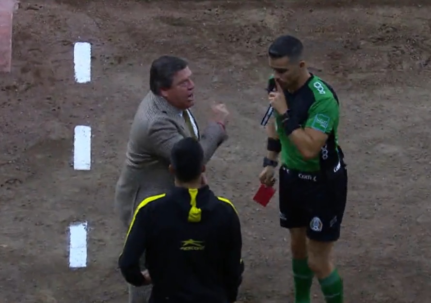 The central referee avoided dialoguing with Piojo Herrera after expelling him (Photo: Twitter/@TUDNMEX)
