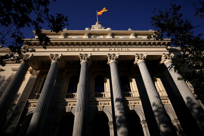 FOTO DE ARCHIVO: Una bandera española ondea sobre la Bolsa de Madrid, España, 1 de junio de 2016. REUTERS/Juan Medina