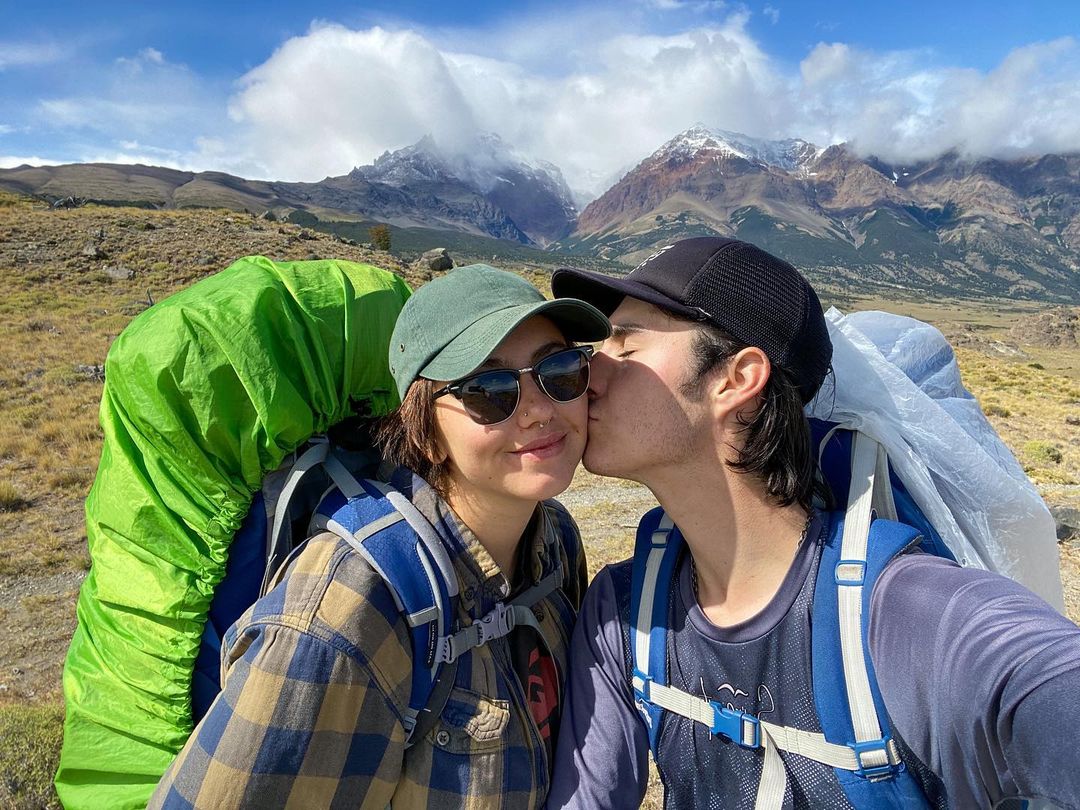 Liam Garner y su novia Chloe: desde la Patagonia emprendieron el viaje de regreso como mochileros, y ya estuvieron en el Machu Picchu, pasaron por Cuzco, Quito, Medellín y Panamá