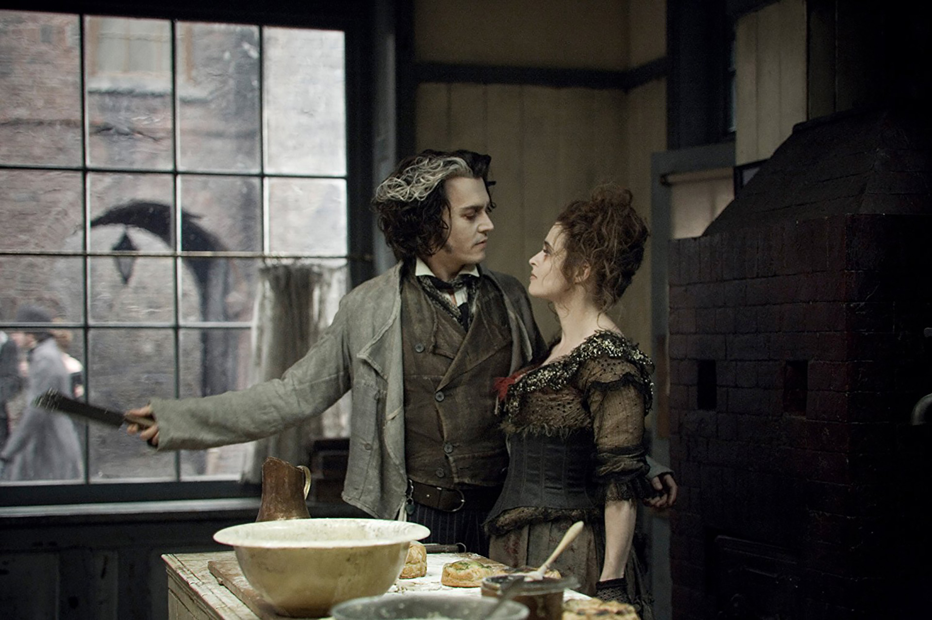 En verdad, en el film la panadera es una mujer, que interpretó la actriz Helena Bonham Carter, como la señora Lovett, socia comercial y cómplice del barbero y asesino en serie Sweeney Todd, personificado por Johnny Depp