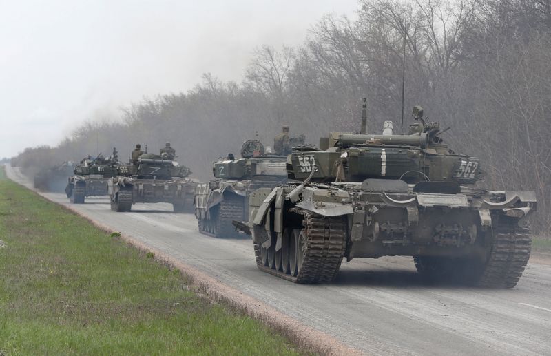 Tanques de las fuerzas prorrusas circulan por una carretera durante el conflicto entre Ucrania y Rusia cerca de la ciudad portuaria del sur de Mariúpol, Ucrania, 17 de abril de 2022. REUTERS/Alexander Ermochenko