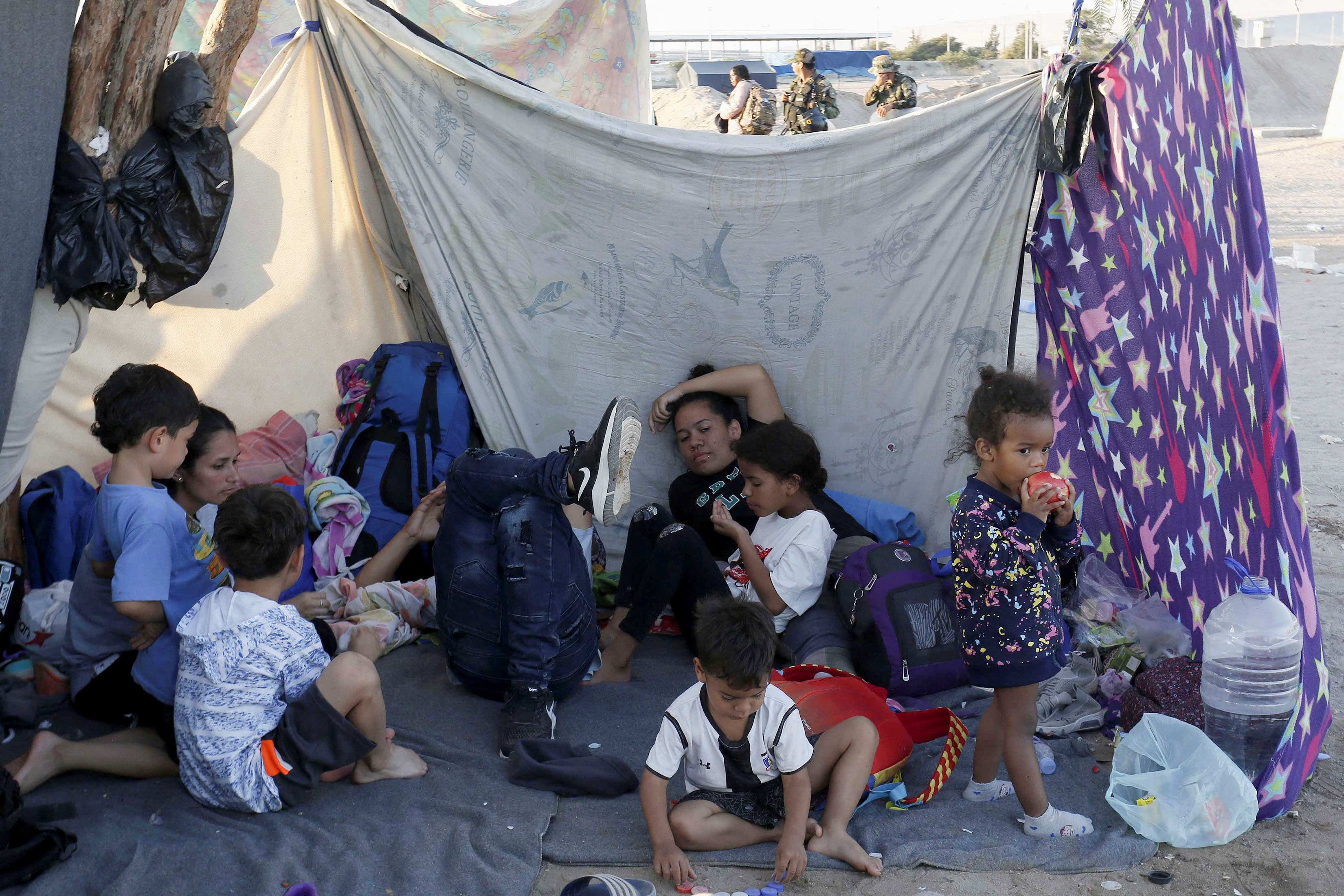 Algunos migrantes recurren a pasos irregulares con Tacna mientras otros se instalan en campamentos en Arica (REUTERS)
