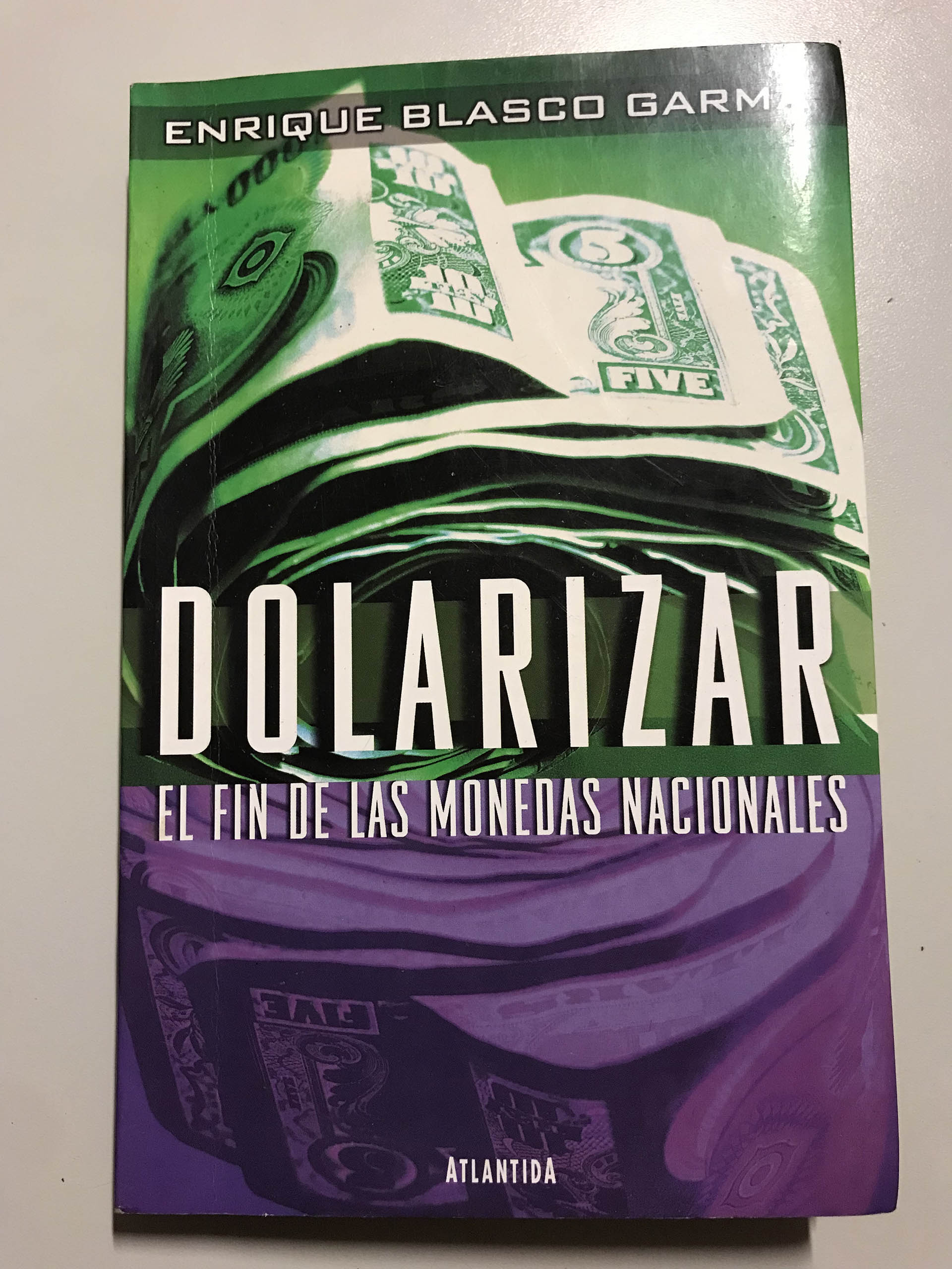 En 2001, Editorial Atlántida publicó mi libro Dolarizar, El Fin de las Monedas Nacionales, presentado por Carlos Menem y prestigiosos economistas