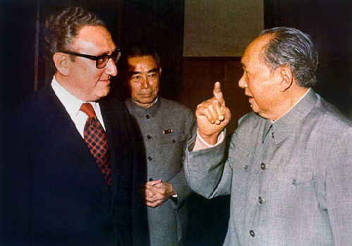 Henry Kissinger y Mao Zedong, con Zhou Enlai detrás de ellos en Beijing, a comienzos de los 70s (Oliver Atkins)