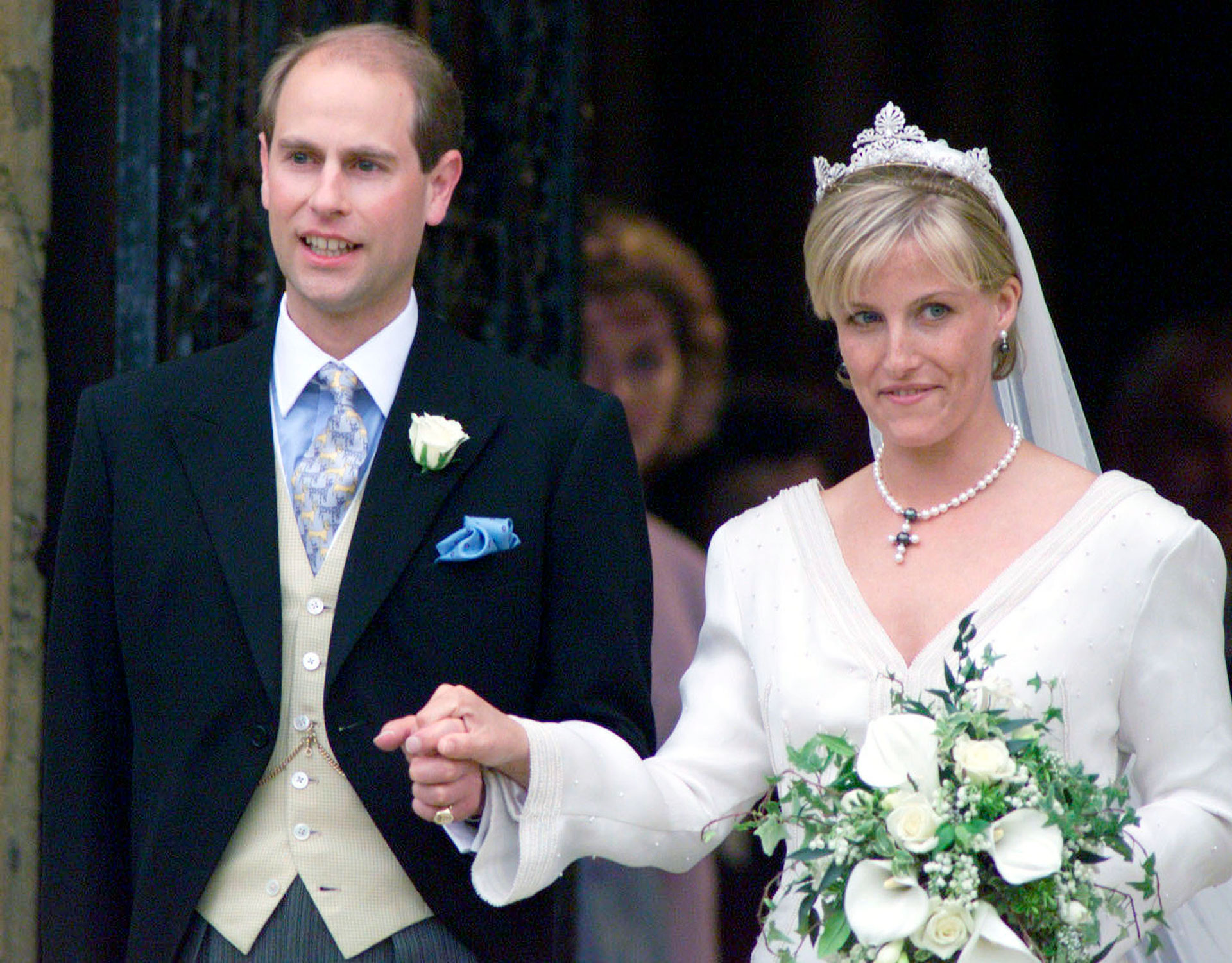 El principe Eduardo se casó con Sophie Rhys Jones el 19 de junio de 1999 en la capilla San Jorge del Castillo de Windsor: ella no era de la realeza ni millonaria (Anwar Hussein/WireImage)