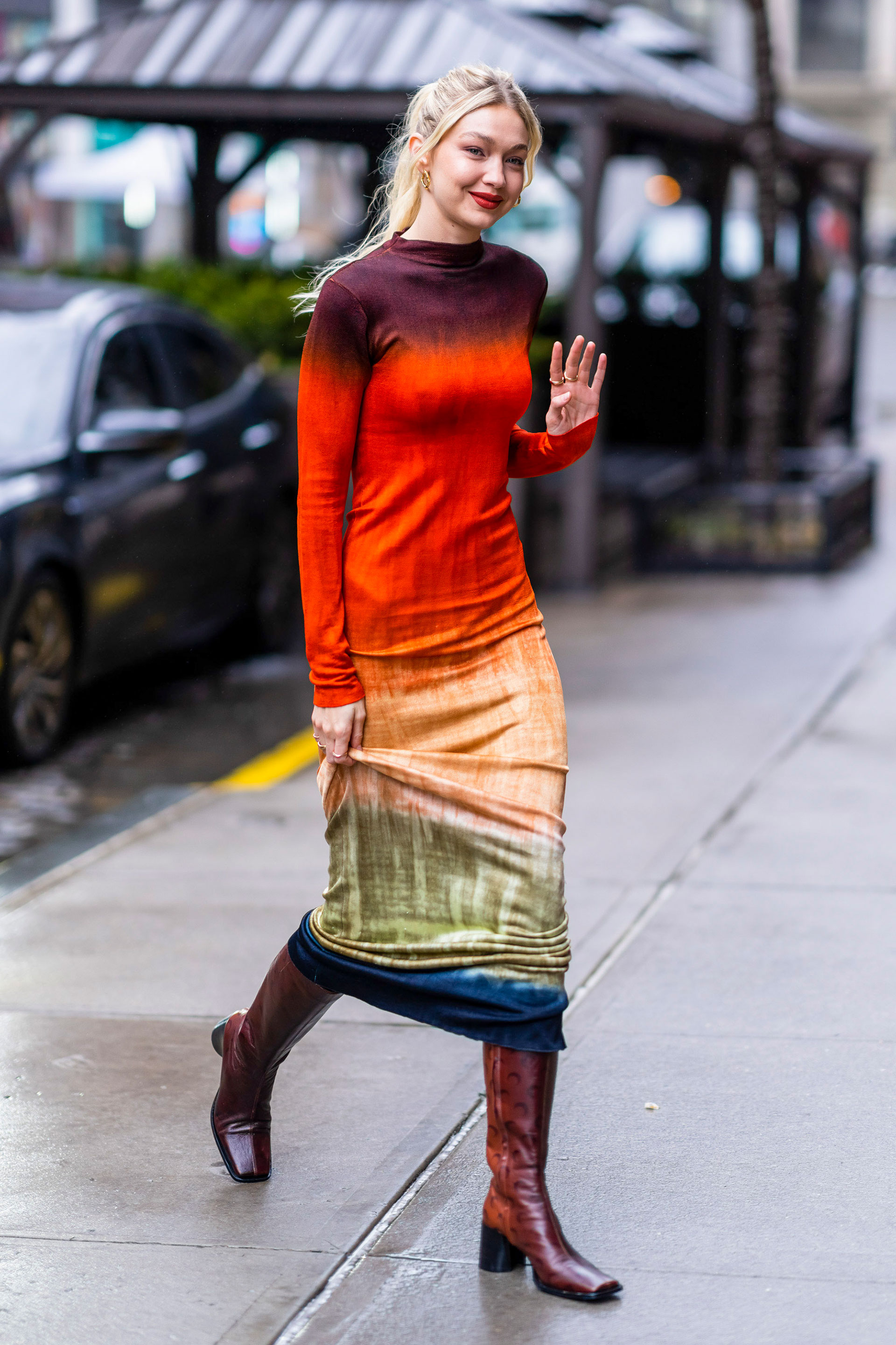 Gigi Hadid fue fotografiada cuando llegaba a un lujoso restaurante de Nueva York en donde almorzó junto a una amiga, cerca de su casa en el barrio Soho. Lució un vestido colorido, largo y al cuerpo, y lo combinó con unas botas de cuero