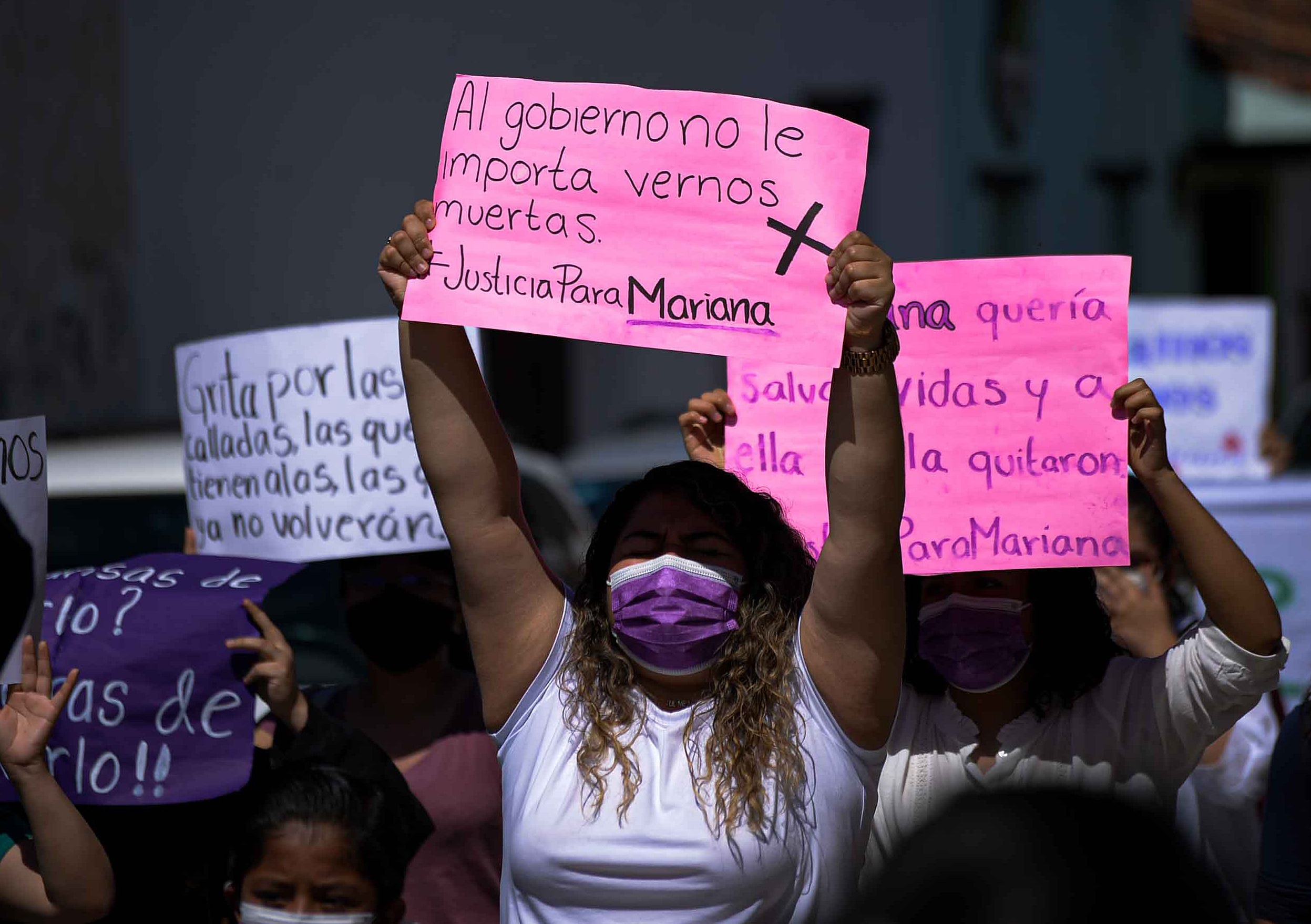 Personas marchan hoy mientras protestan para exigir justicia por el feminicidio de una médica en San Cristobal de las Casas (México). EFE/Carlos López
