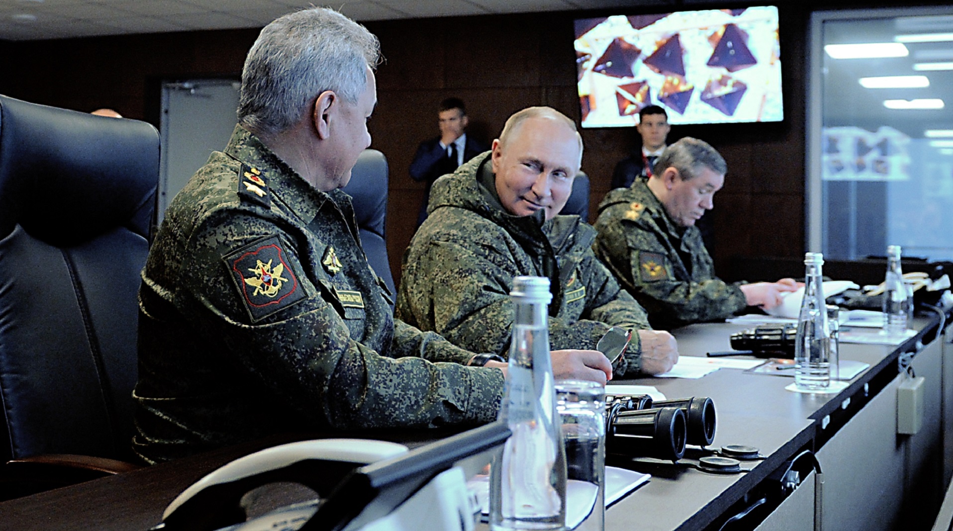 Vladimir Putin y el ministro de Defenza, Sergei Shoigu  (AFP)