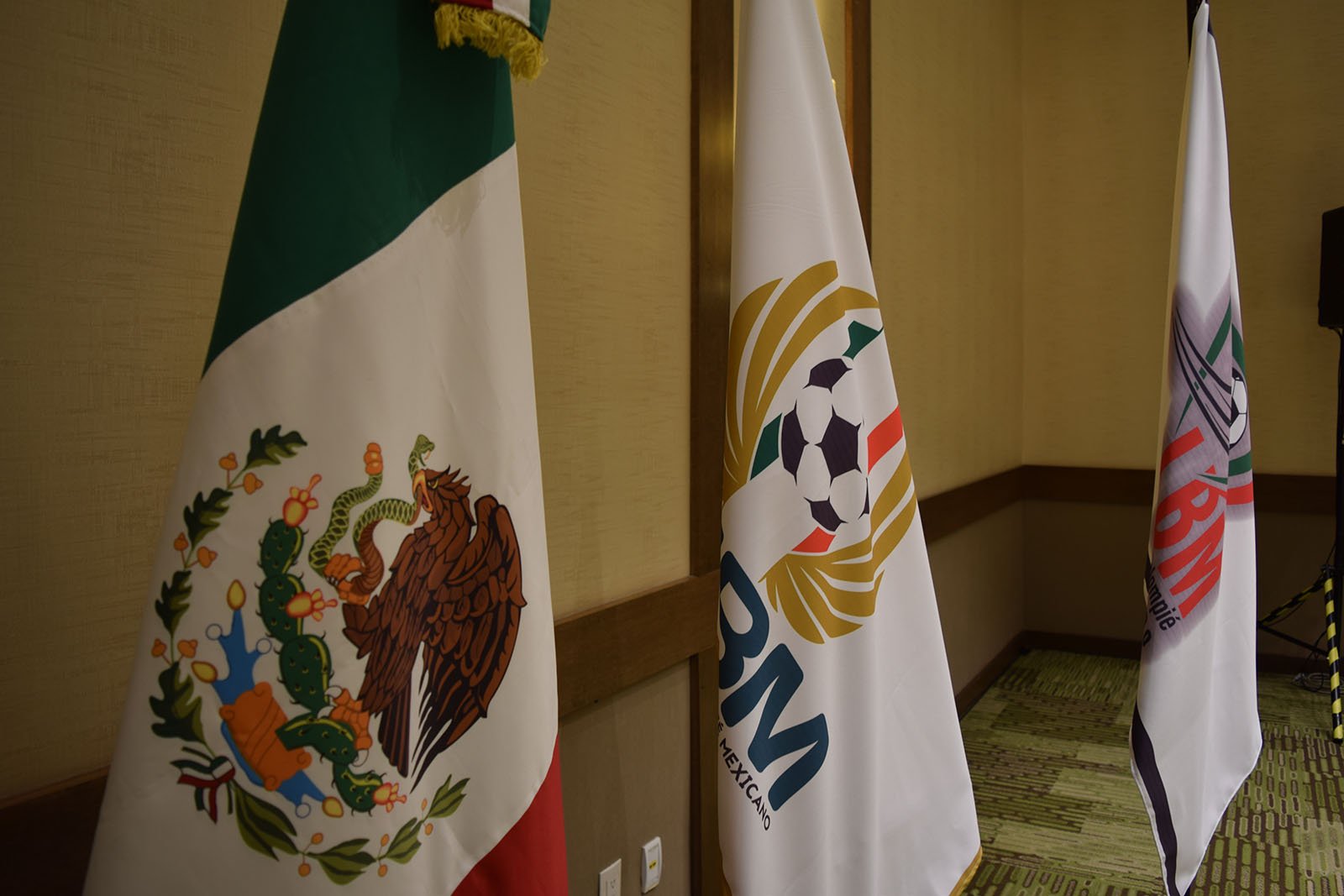 En la reunión estuvieron presentes  21 clubes, Víctor Montiel, Rafael Fonseca y Carlos Salcido (Foto: Liga de Balompié Mexicano/ Cortesía)