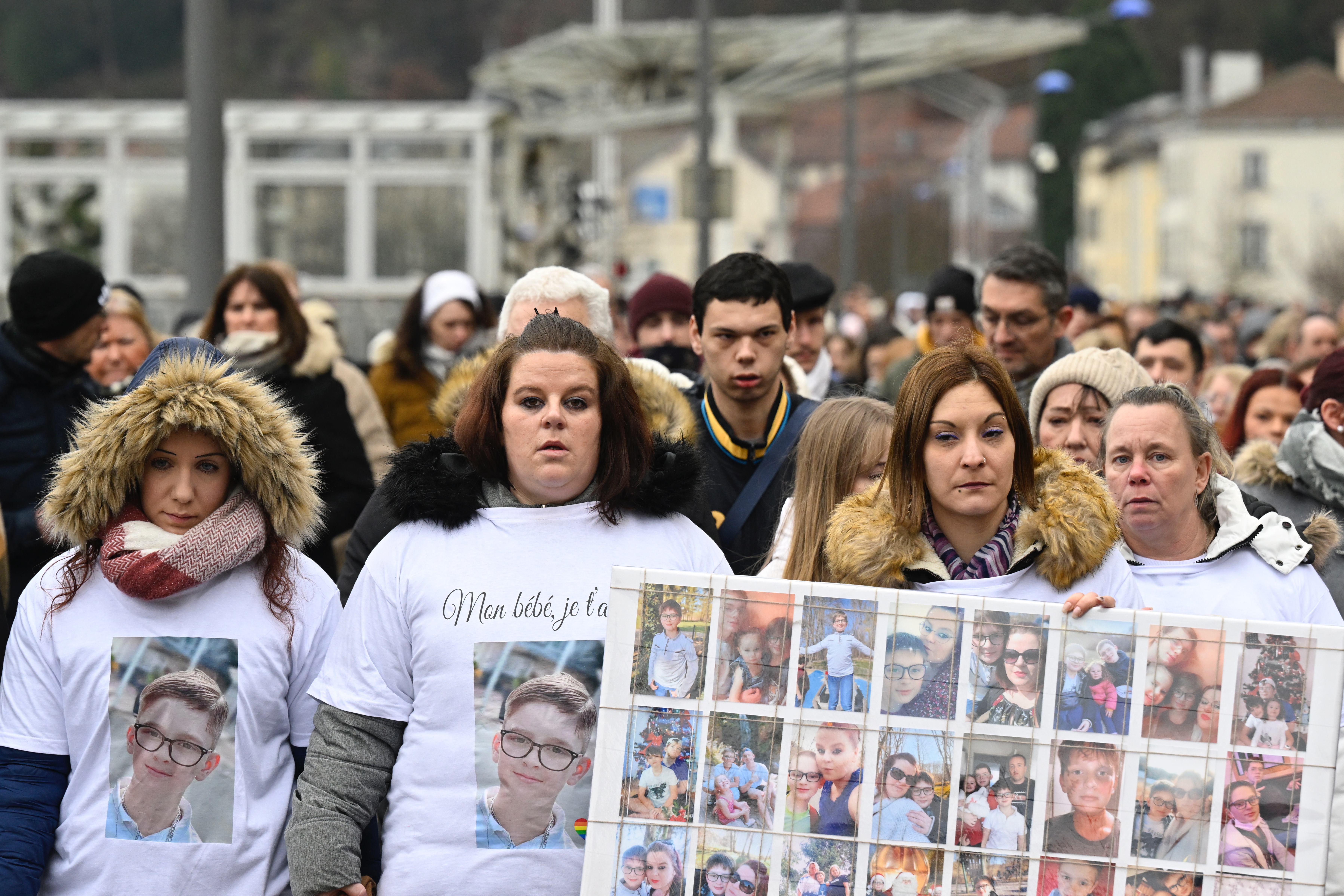 Severine (segunda desde izquierda), la madre de Lucas, y familiares aparecen durante una concentración en su homenaje tras su suicidio en Epinal, este de Francia, el 5 de febrero de 2023. (Jean-Christophe Verhaegen/AFP) 
