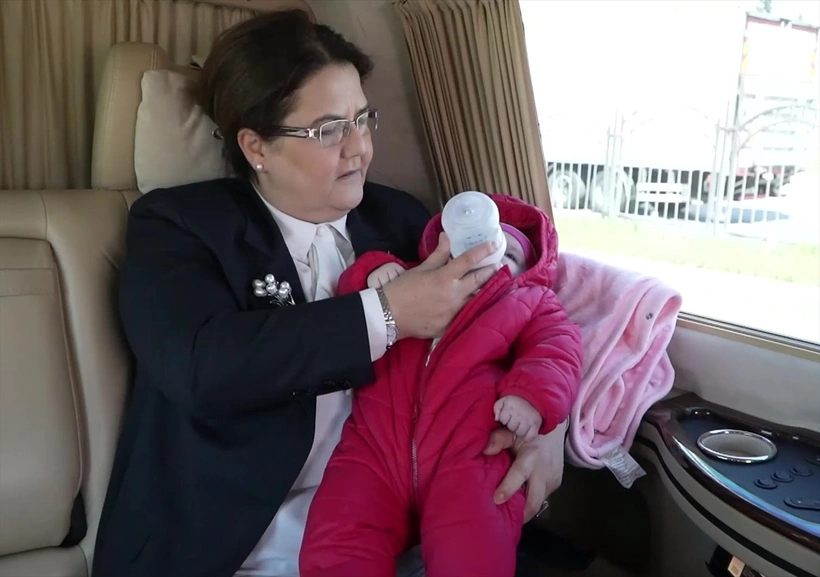 La ministra Derya Yanık le el biberón a la bebé